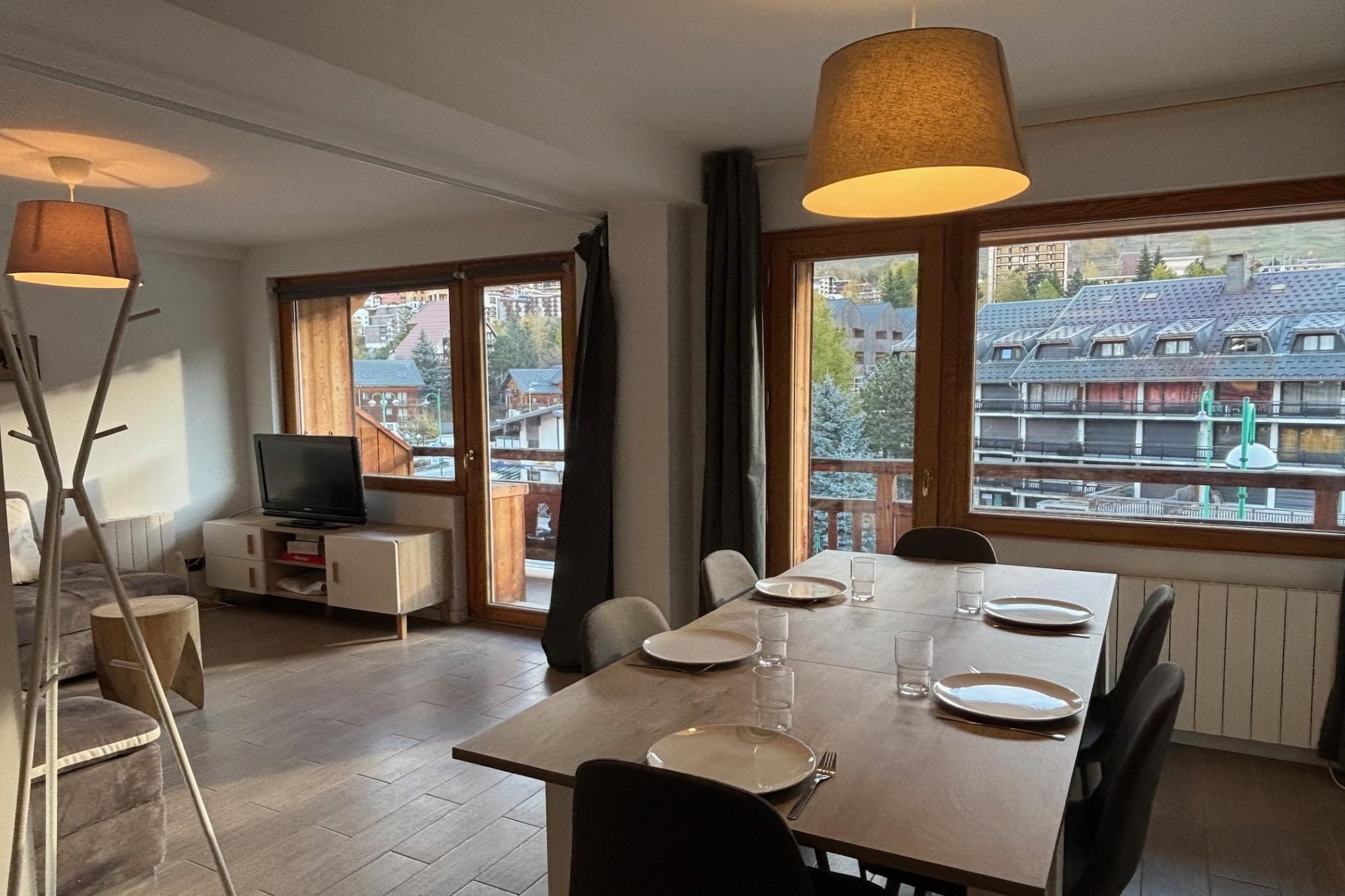 The apartment in Les Deux Alpes has 1 bedrooms and capacity for 7 persons. Accommodation of 30 m² cozy and is very light, It has mountain. The property is located 450 m supermarket, 550 m the restaurant, 900 m ski resort and it is located in a a family-friendly zone and in a mountainous area. The accommodation is equipped with the following items: elevator, balcony, electric heating. The open plan kitchen, electric, is equipped with refrigerator, microwave, oven, freezer, dishes/cutlery, kitchen utensils, coffee machine and toaster.