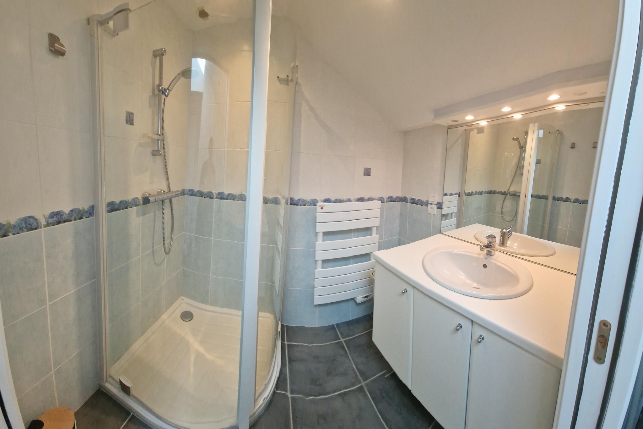 Holiday home in Plougasnou Baie de Morlaix-Badezimmer