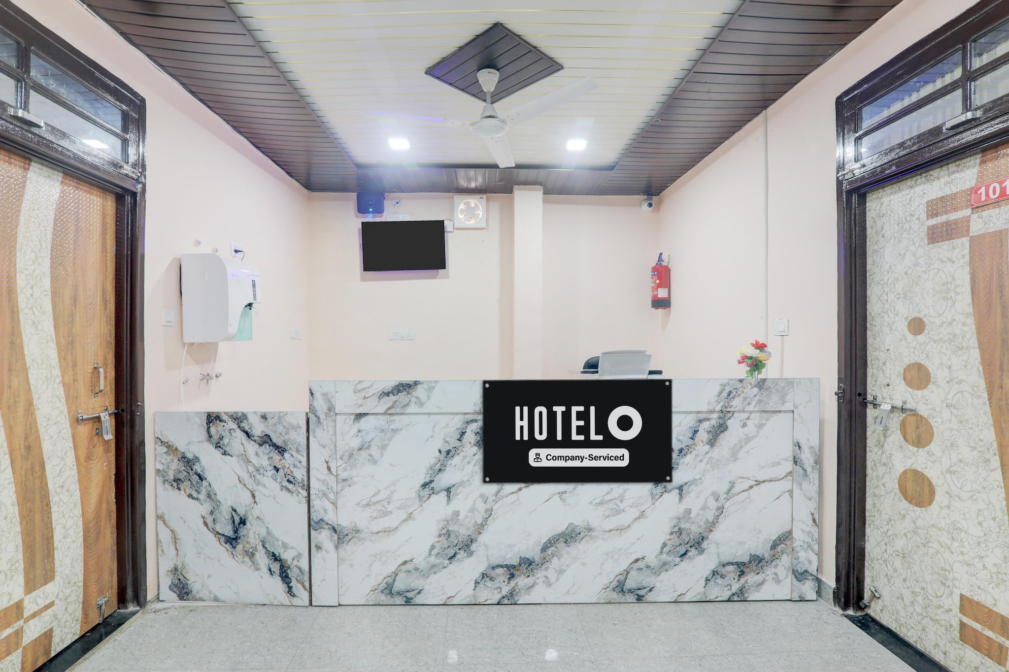 Ground floor: (bedroom(double bed, TV, seating area, air conditioning, Towels incl., telephone), bathroom(bathtub or shower, shower, washbasin, toilet, shampoo, body soap, hot water))