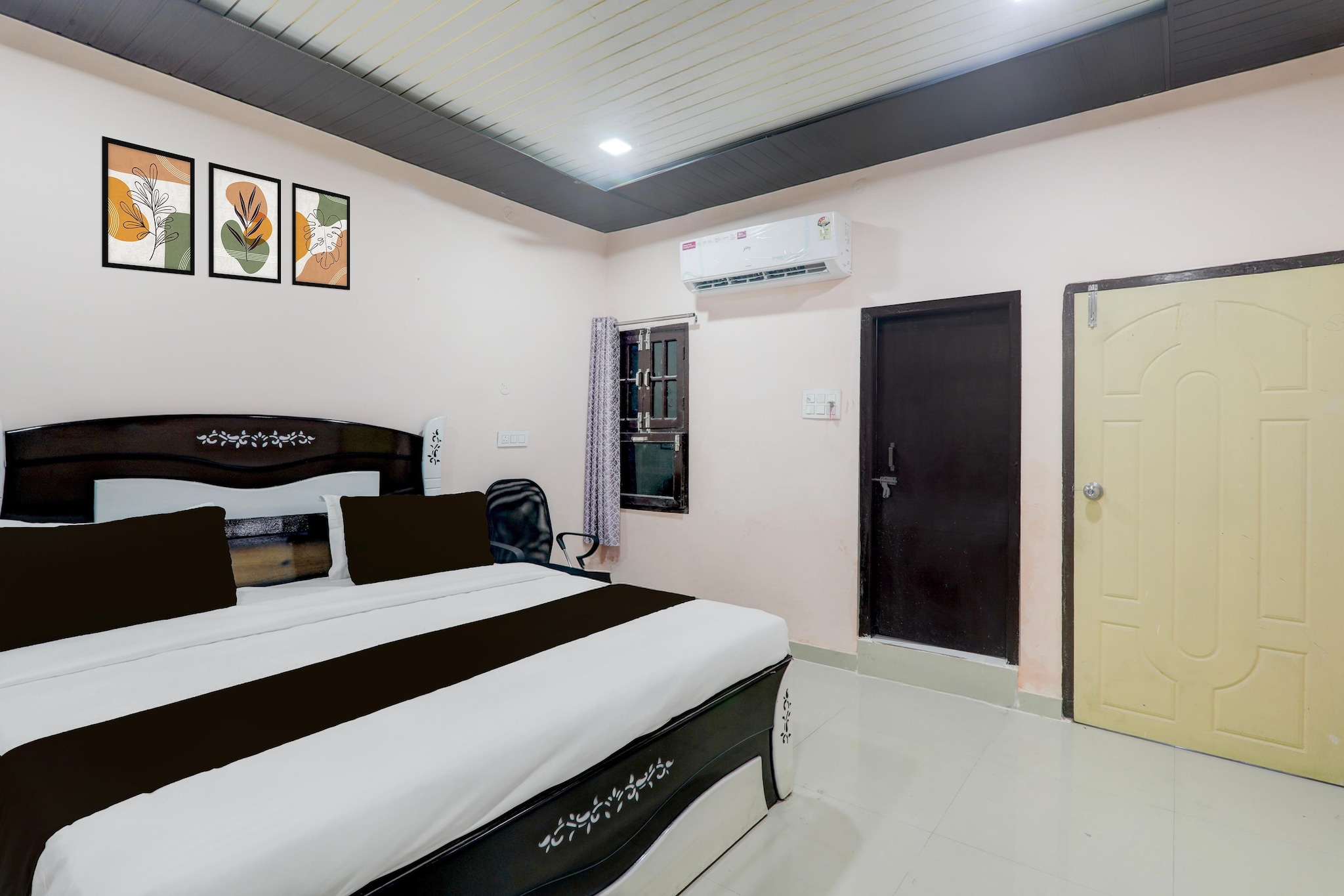 Comfortable Accommodations: Hotel O Shri Buddheshwar Temple Lucknow in Lucknow offers family rooms with air-conditioning, private bathrooms, work desks, and seating areas. Each room includes free toiletries, bath or shower, TV, tiled floors, and wardrobes.

Essential Facilities: Guests enjoy free WiFi, a lift, 24-hour front desk, daily housekeeping service, room service, and luggage storage. Additional amenities include air-conditioning, private bathrooms, work desks, seating areas, free toiletries, bath or shower, TV, tiled floors, and wardrobes.

Convenient Location: Located 12 km from Chaudhary Charan Singh International Airport, the hotel is near Lucknow University (11 km), Lucknow Junction Railway Station (10 km), KD Singh Stadium (10 km), Ambedkar Park (15 km), and Indira Gandhi Pratishthan (18 km).

Unmarried couples are warmly welcome at this property.
Guests with local ID proof are warmly welcome.

Early Check-In Policy: A full day’s room rate will be charged for check-ins before 6:00 AM. Complimentary early check-in is available between 6:00 AM and 10:00 AM, subject to room availability.
 
Check-in is only available to guests aged 18 and above. Please provide a government-issued ID to confirm your age.