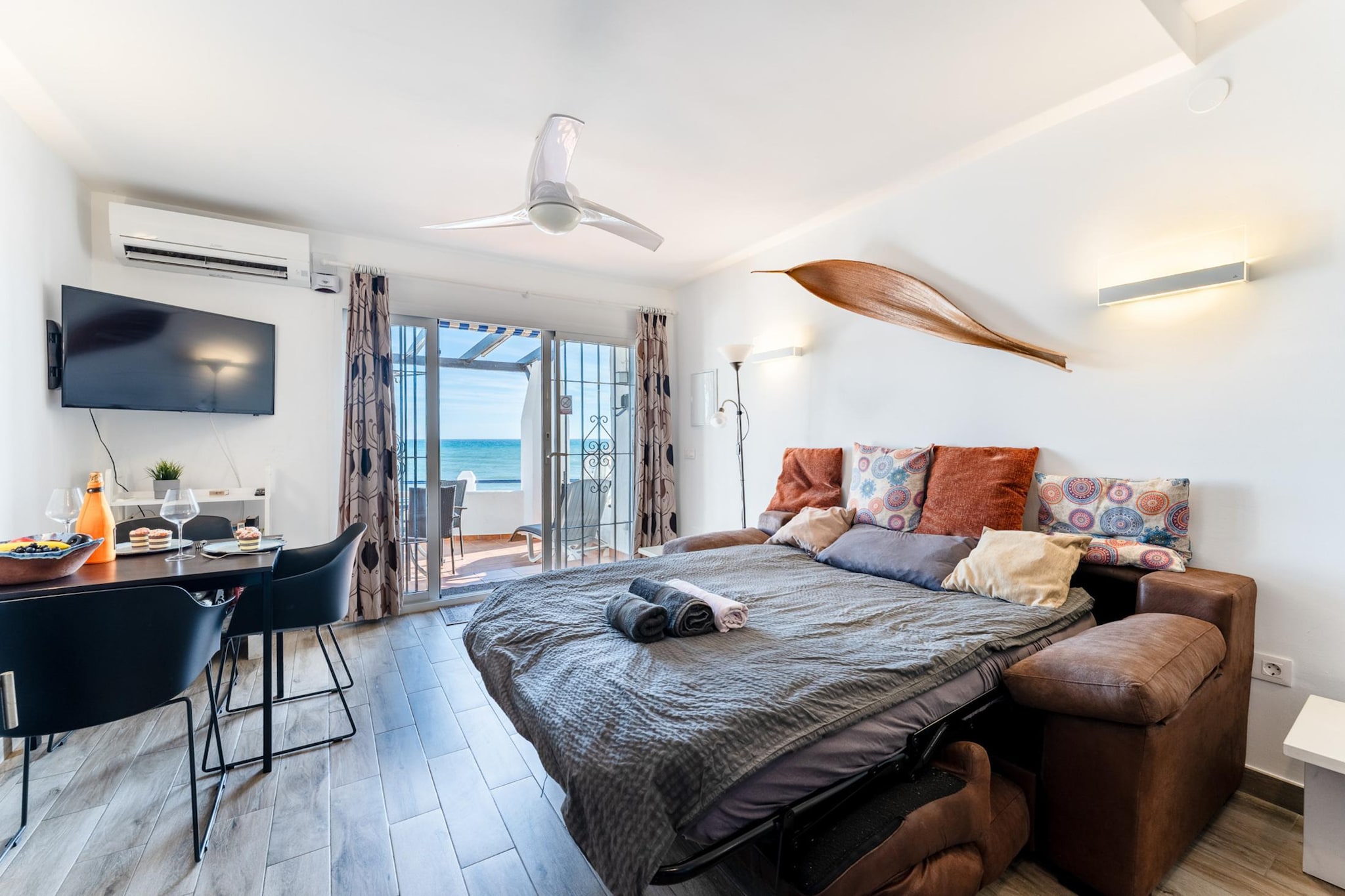 CT 401 - Faro's Beachfront Apartment in Calahonda-Living room