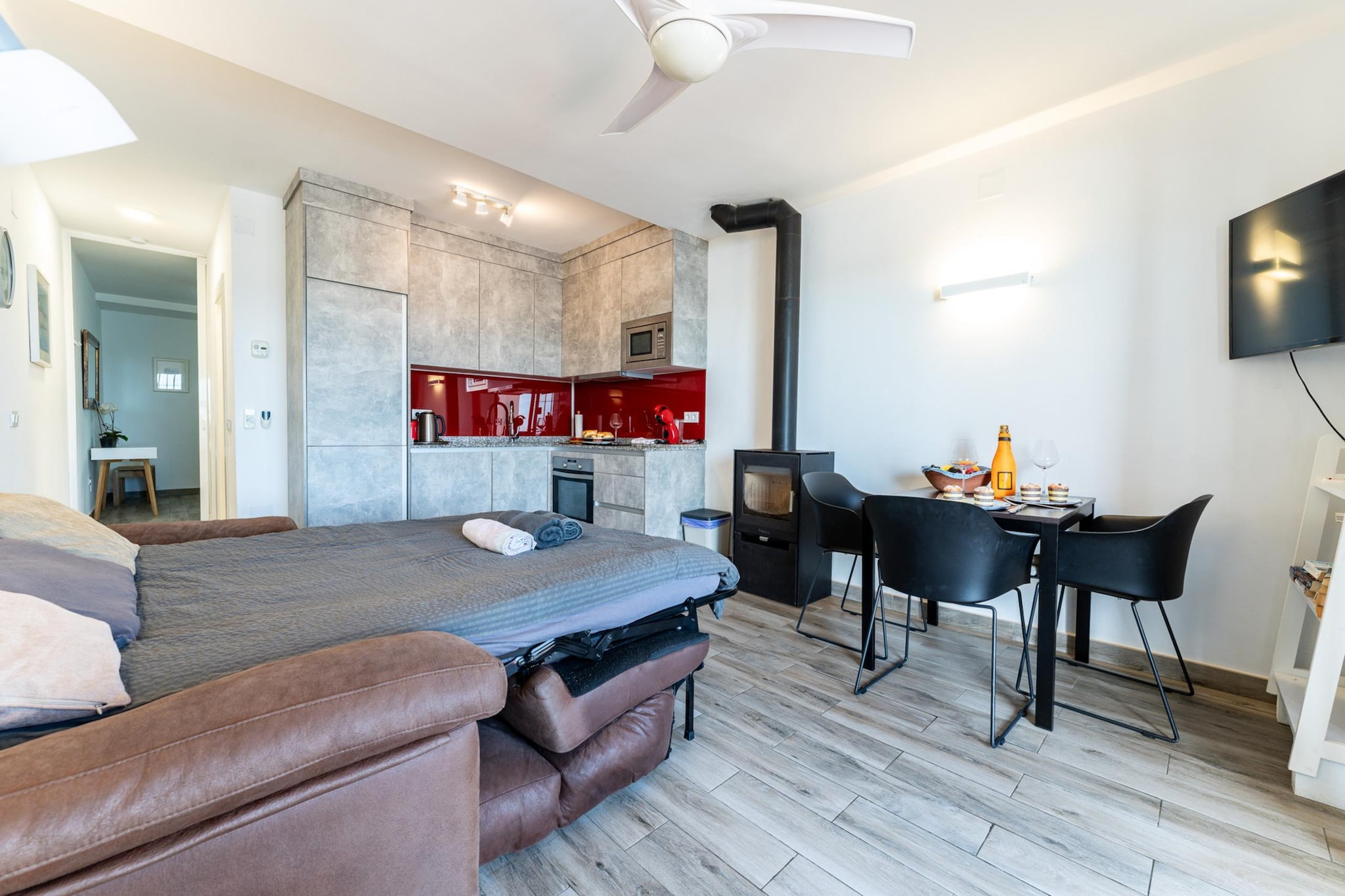 CT 401 - Faro's Beachfront Apartment in Calahonda