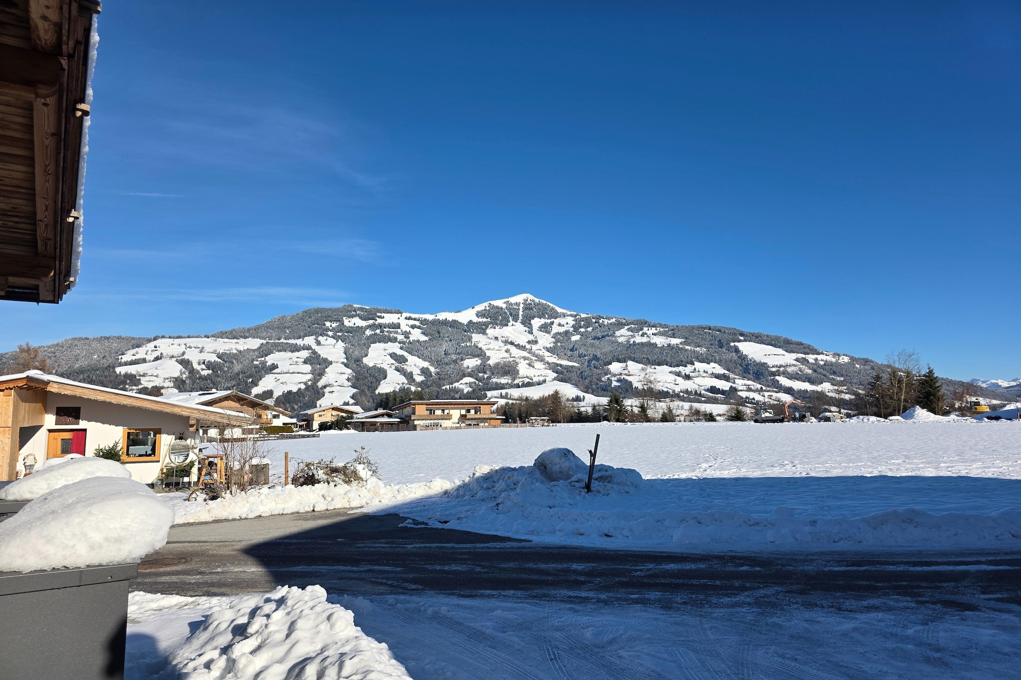 Ground floor: (Entrance, Large kitchen(dining table, seating area, electric kettle, cooker(4 ring stoves, ceramic), coffee machine(filter, pads), oven, microwave, dishwasher, fridge-freezer), bedroom(double bed), bedroom(double bed, double bed), bathroom(shower, washbasin, toilet), bathroom(shower, washbasin, toilet))\n\nheating(central), terrace, garden, garden furniture, parking