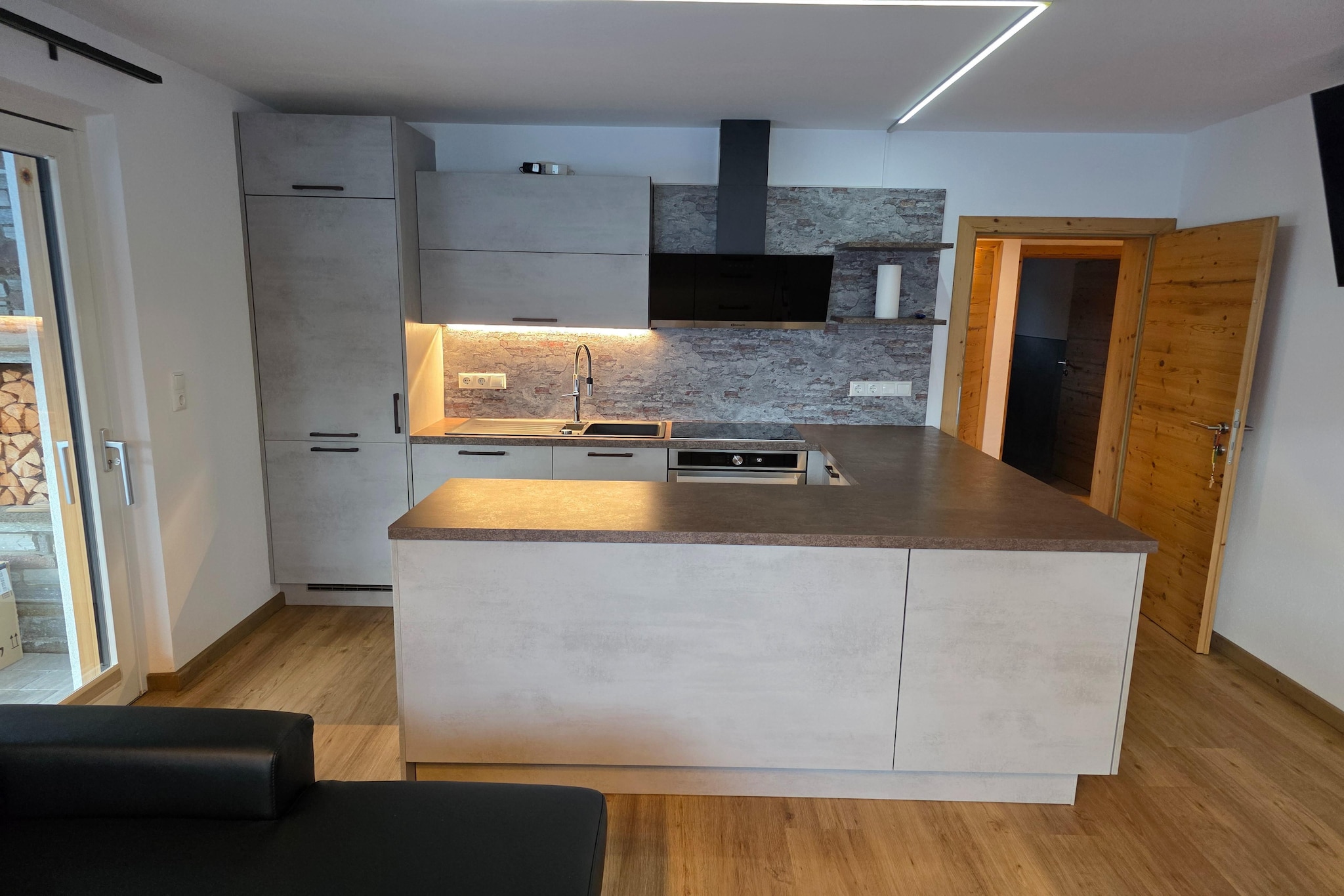 This charming apartment is located in a quiet setting at 1000 m above sea level in the beautiful Brixental, just about 3 km from the village center. 

Surrounded by nature and a spacious green area, it offers stunning views and plenty of room to relax. 

On the large terrace, you can enjoy your morning coffee or watch the sunset in the evening. The fully equipped kitchen is perfect for preparing cozy meals, and the apartment comfortably accommodates up to six guests. 

A free ski bus stops right outside the house, providing access to the Hopfgarten and Westendorf ski areas. 

On request, you can even be pampered in the on-site hair salon. 

With peace, comfort, and pure nature, this accommodation is ideal for families or friends looking for an unforgettable holiday in the Brixental.