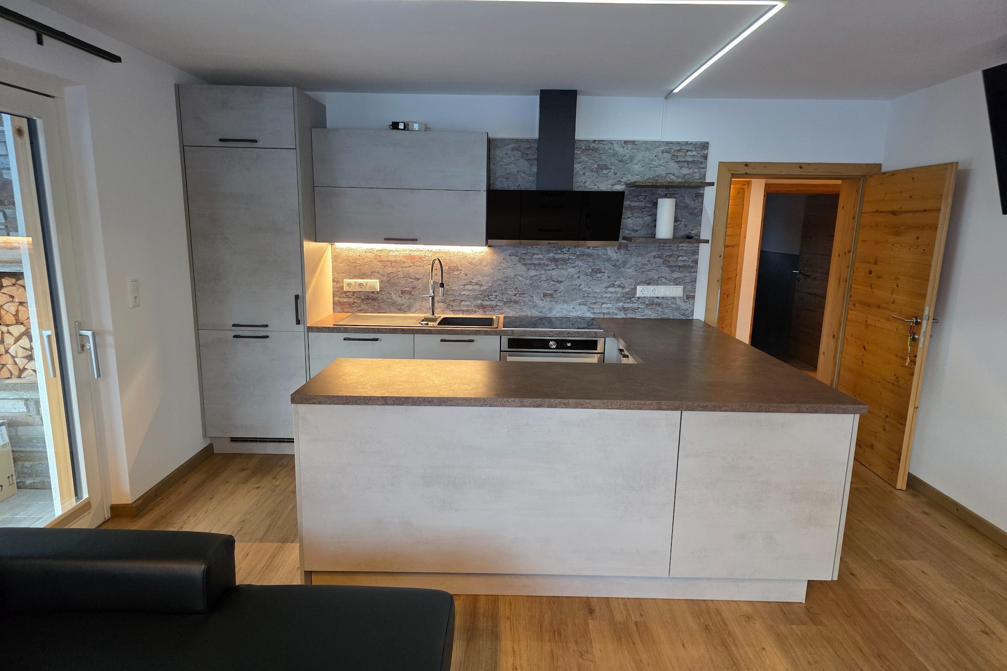 Ground floor: (Entrance, Large kitchen(dining table, seating area, electric kettle, cooker(4 ring stoves, ceramic), coffee machine(filter, pads), oven, microwave, dishwasher, fridge-freezer), bedroom(double bed), bedroom(double bed, double bed), bathroom(shower, washbasin, toilet), bathroom(shower, washbasin, toilet))\n\nheating(central), terrace, garden, garden furniture, parking