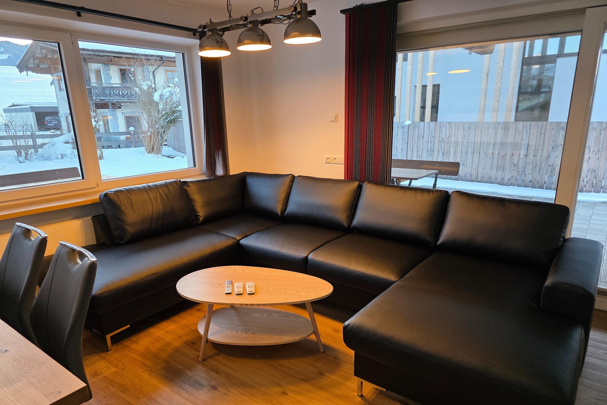 This charming apartment is located in a quiet setting at 1000 m above sea level in the beautiful Brixental, just about 3 km from the village center. 

Surrounded by nature and a spacious green area, it offers stunning views and plenty of room to relax. 

On the large terrace, you can enjoy your morning coffee or watch the sunset in the evening. The fully equipped kitchen is perfect for preparing cozy meals, and the apartment comfortably accommodates up to six guests. 

A free ski bus stops right outside the house, providing access to the Hopfgarten and Westendorf ski areas. 

On request, you can even be pampered in the on-site hair salon. 

With peace, comfort, and pure nature, this accommodation is ideal for families or friends looking for an unforgettable holiday in the Brixental.