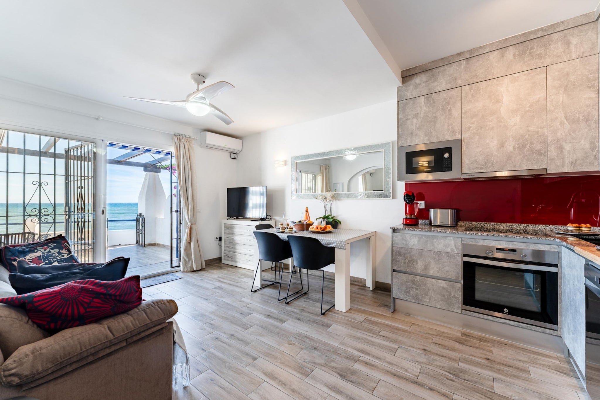 CT 399 - Faro's Beachfront Apartment in Calahonda-Living room