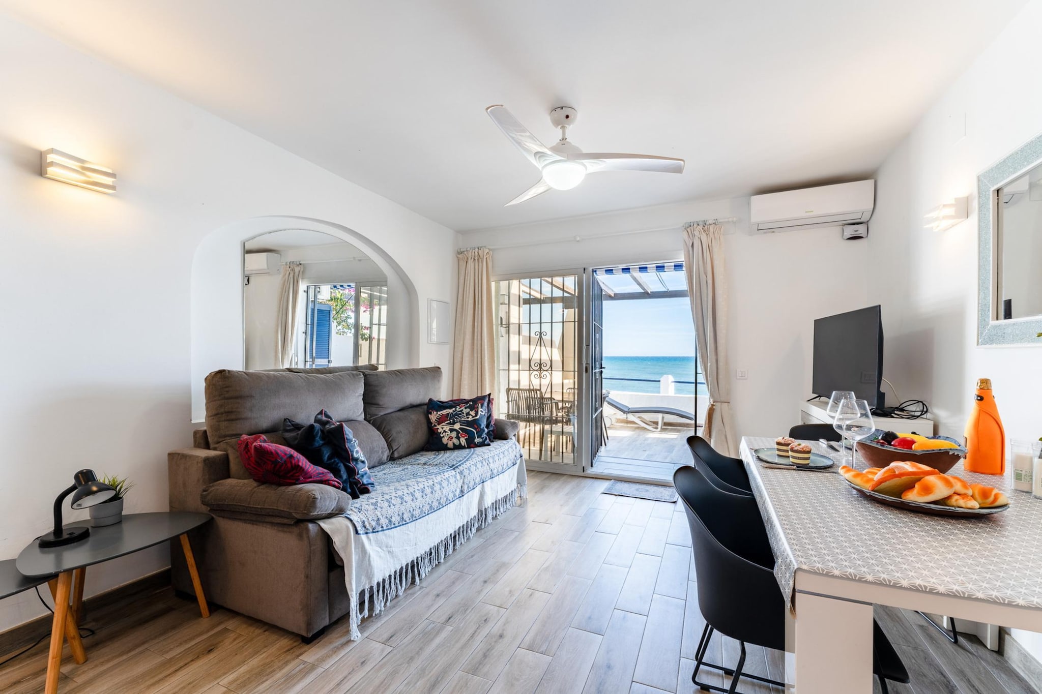 CT 399 - Faro's Beachfront Apartment in Calahonda-Living room