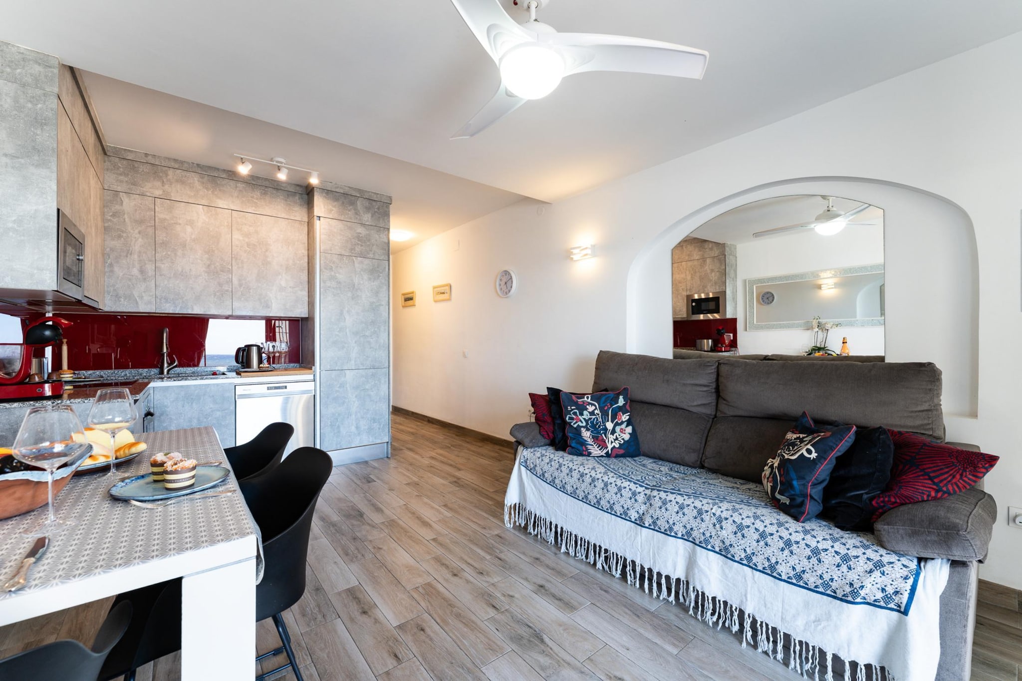 CT 399 - Faro's Beachfront Apartment in Calahonda-Living room