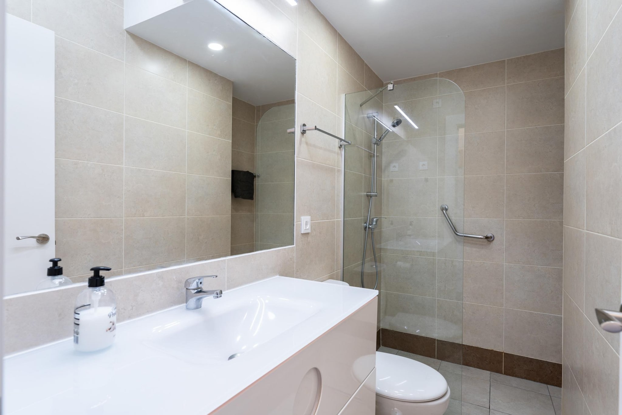 CT 399 - Faro's Beachfront Apartment in Calahonda-Bathroom