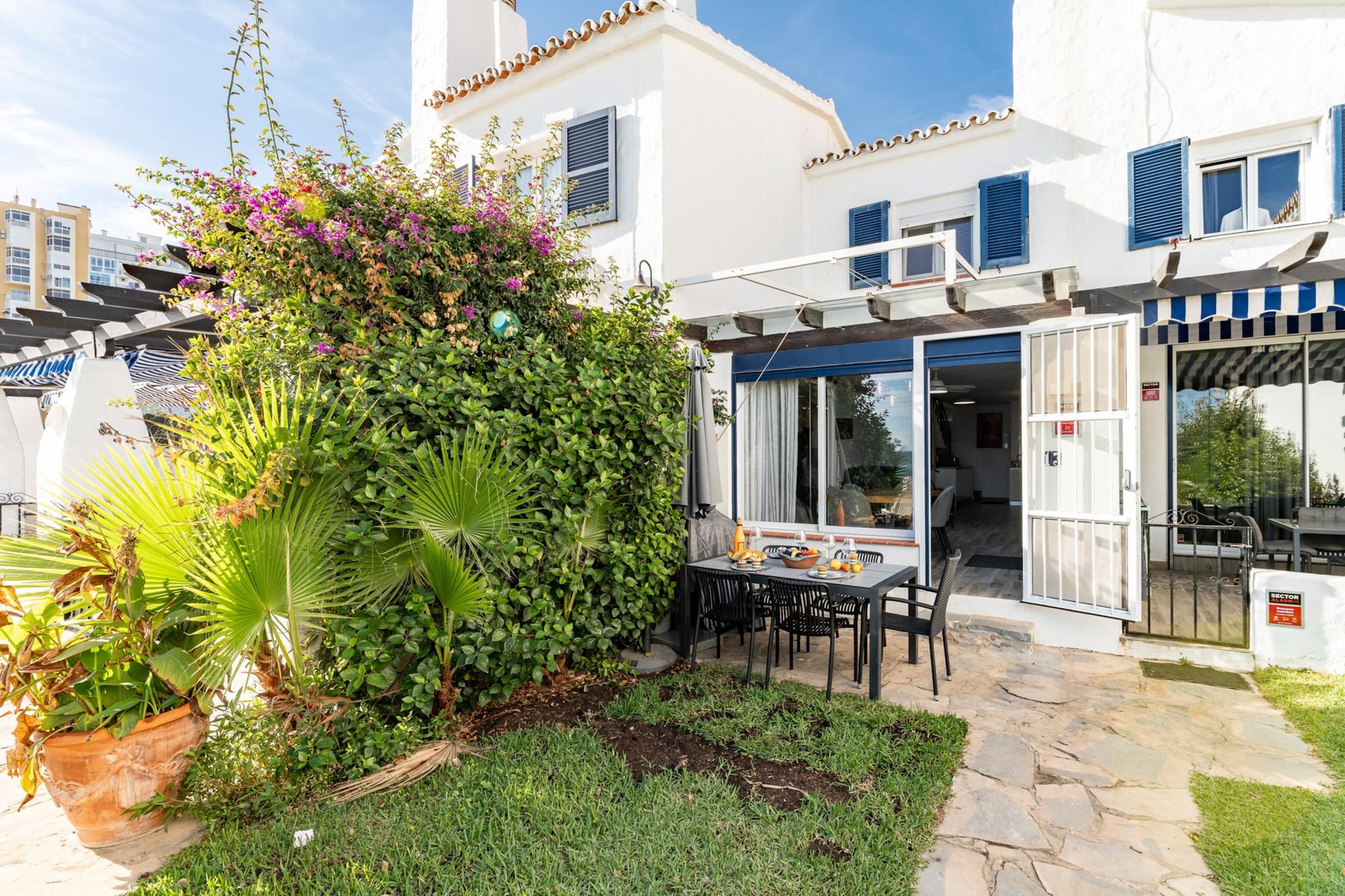 CT 400 - Faro's Beachfront House in Calahonda