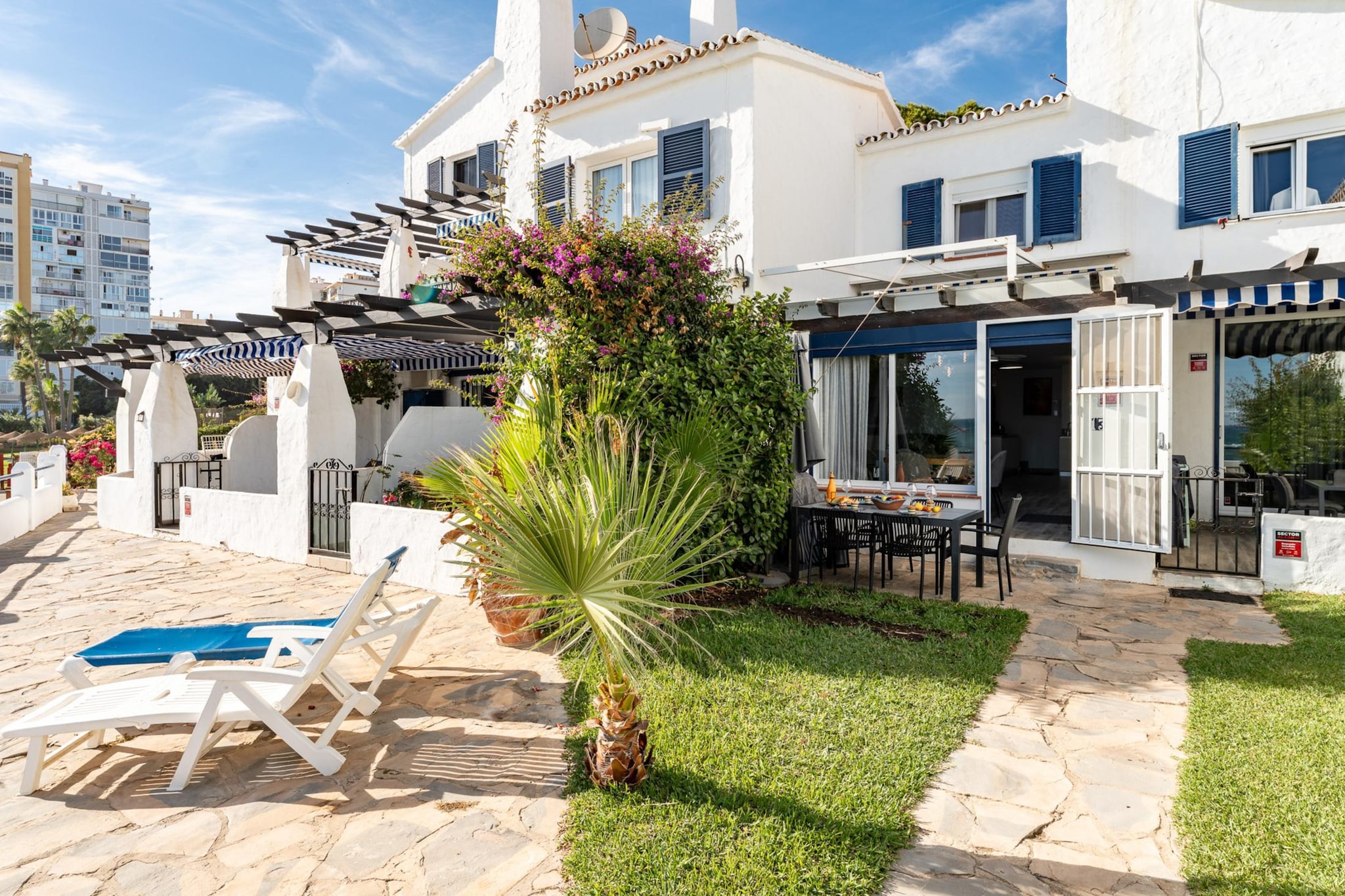 CT 400 - Faro's Beachfront House in Calahonda-Gardens in summer