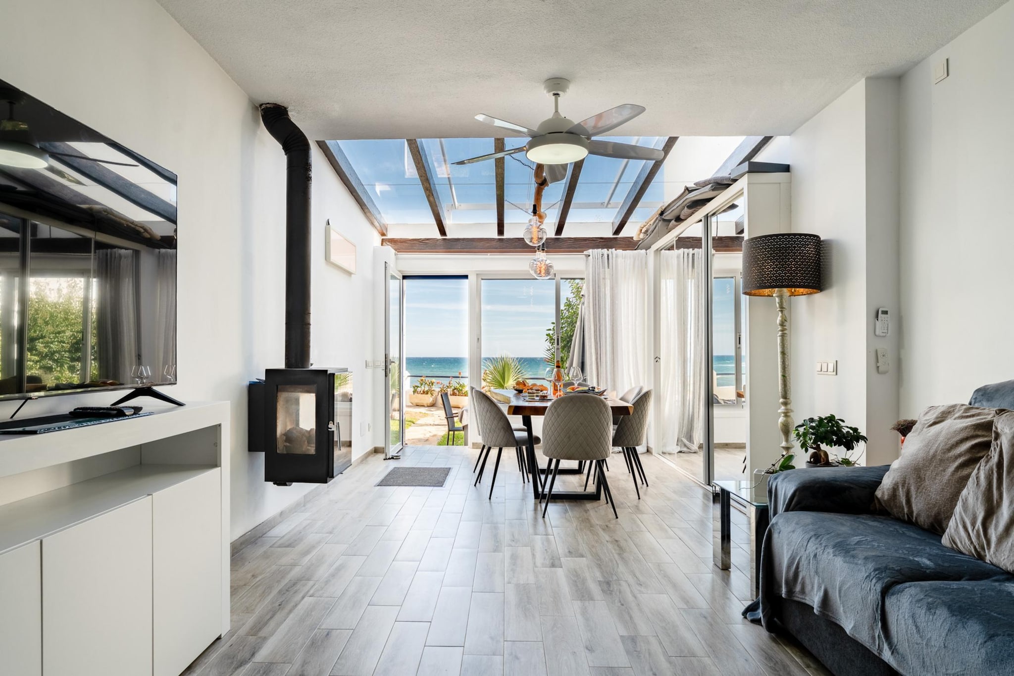 CT 400 - Faro's Beachfront House in Calahonda-Living room