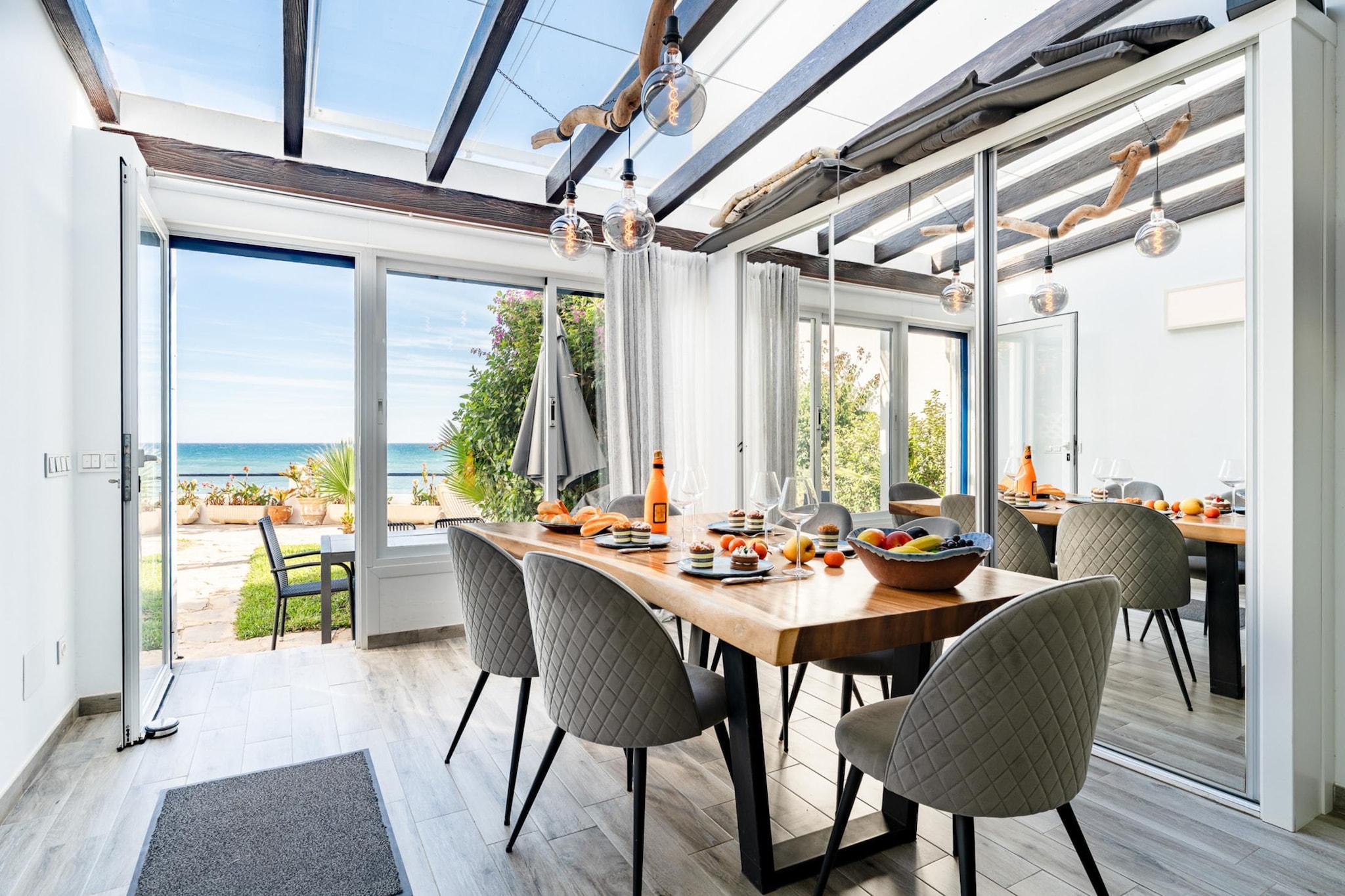 CT 400 - Faro's Beachfront House in Calahonda-Dining room