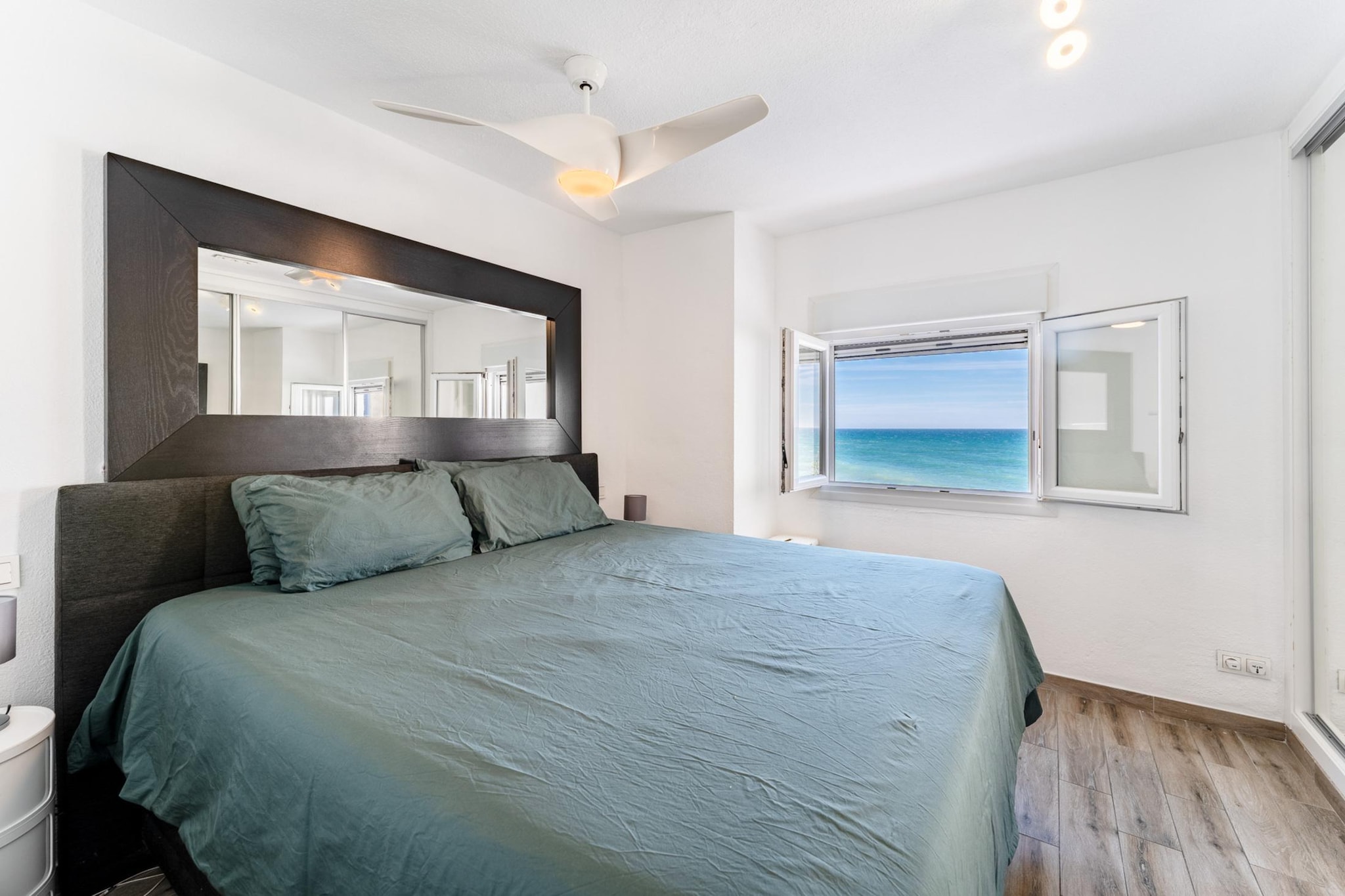 CT 400 - Faro's Beachfront House in Calahonda