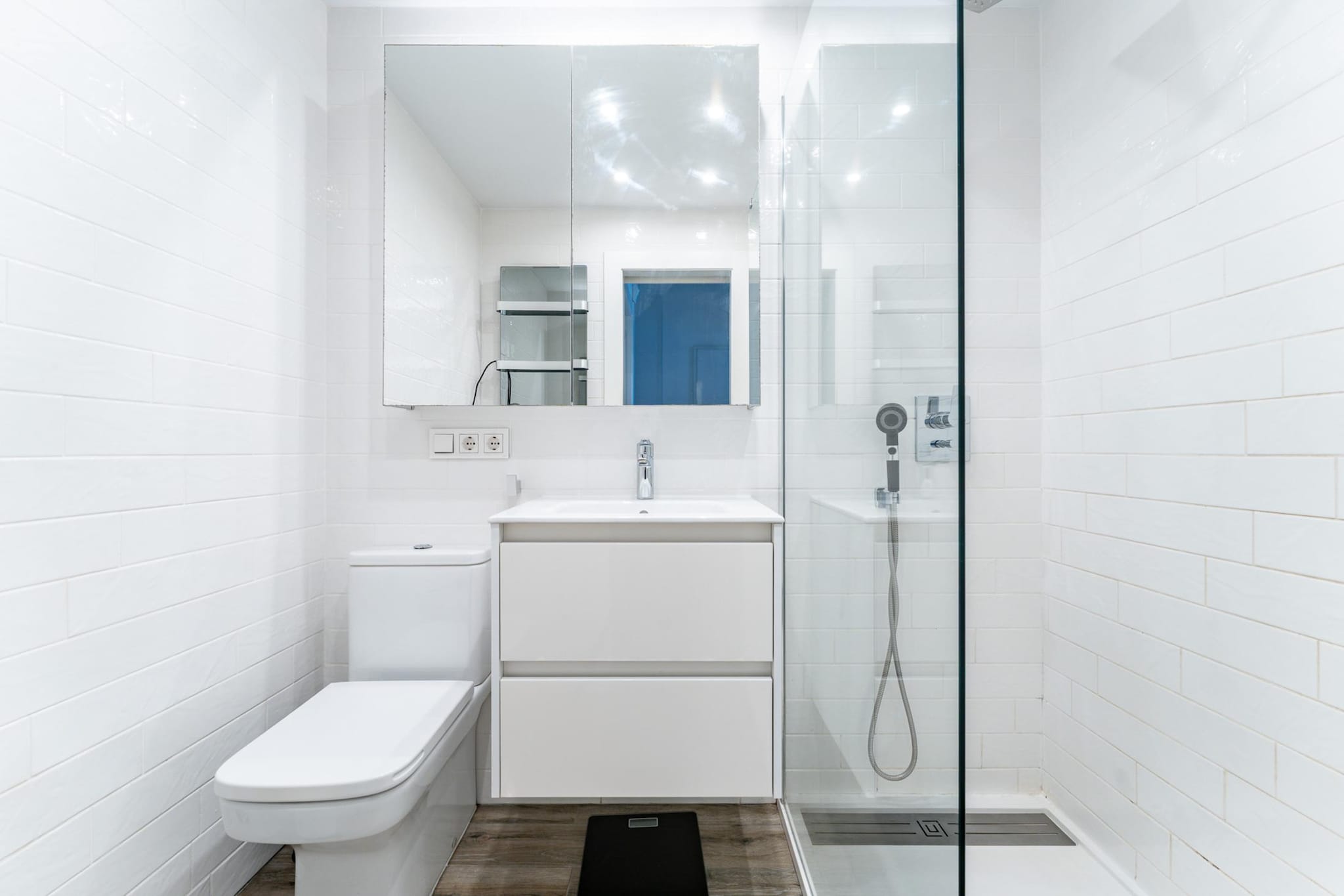 CT 400 - Faro's Beachfront House in Calahonda-Bathroom