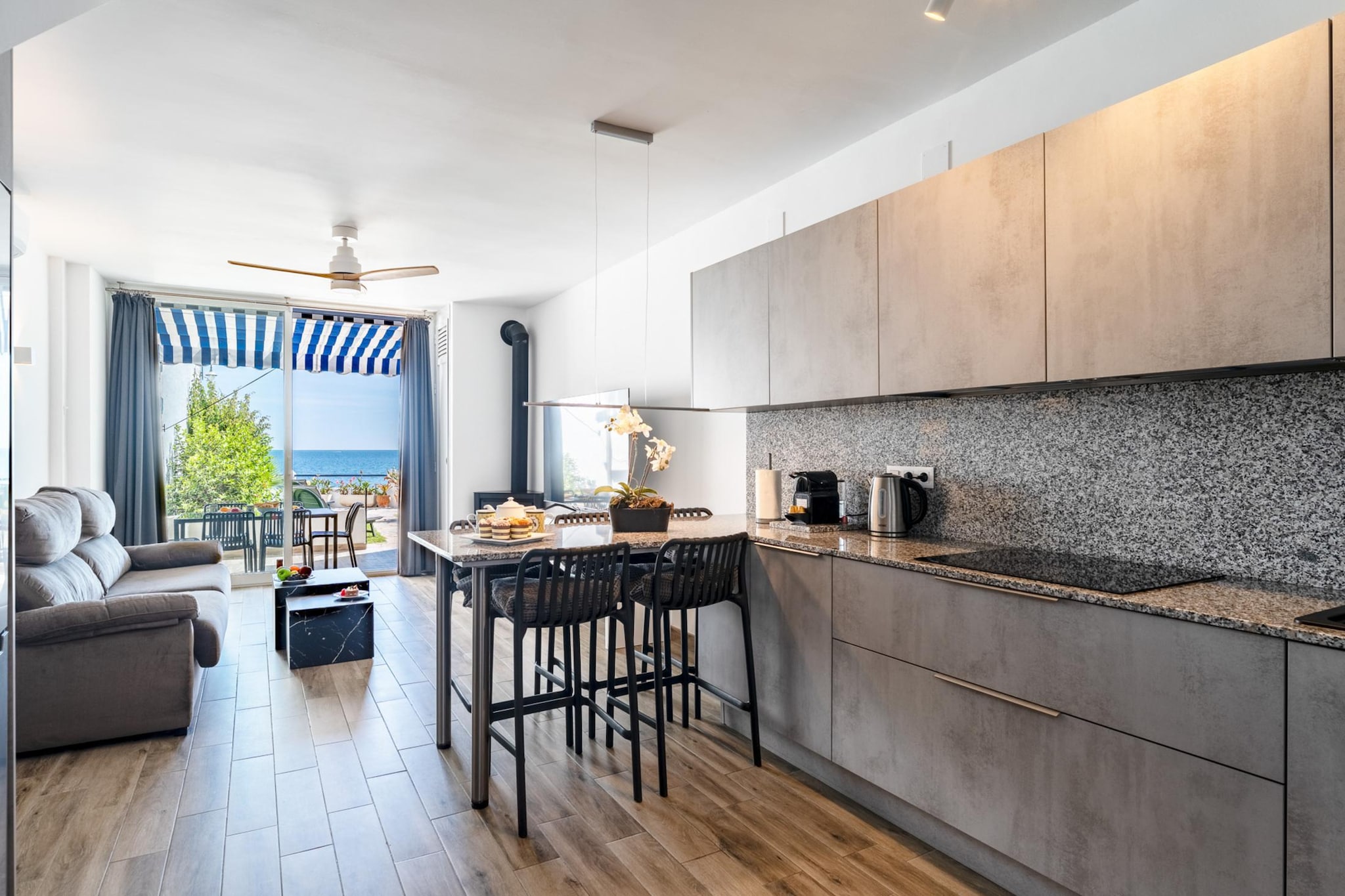 CT 398 - Faro's Beachfront House in Calahonda