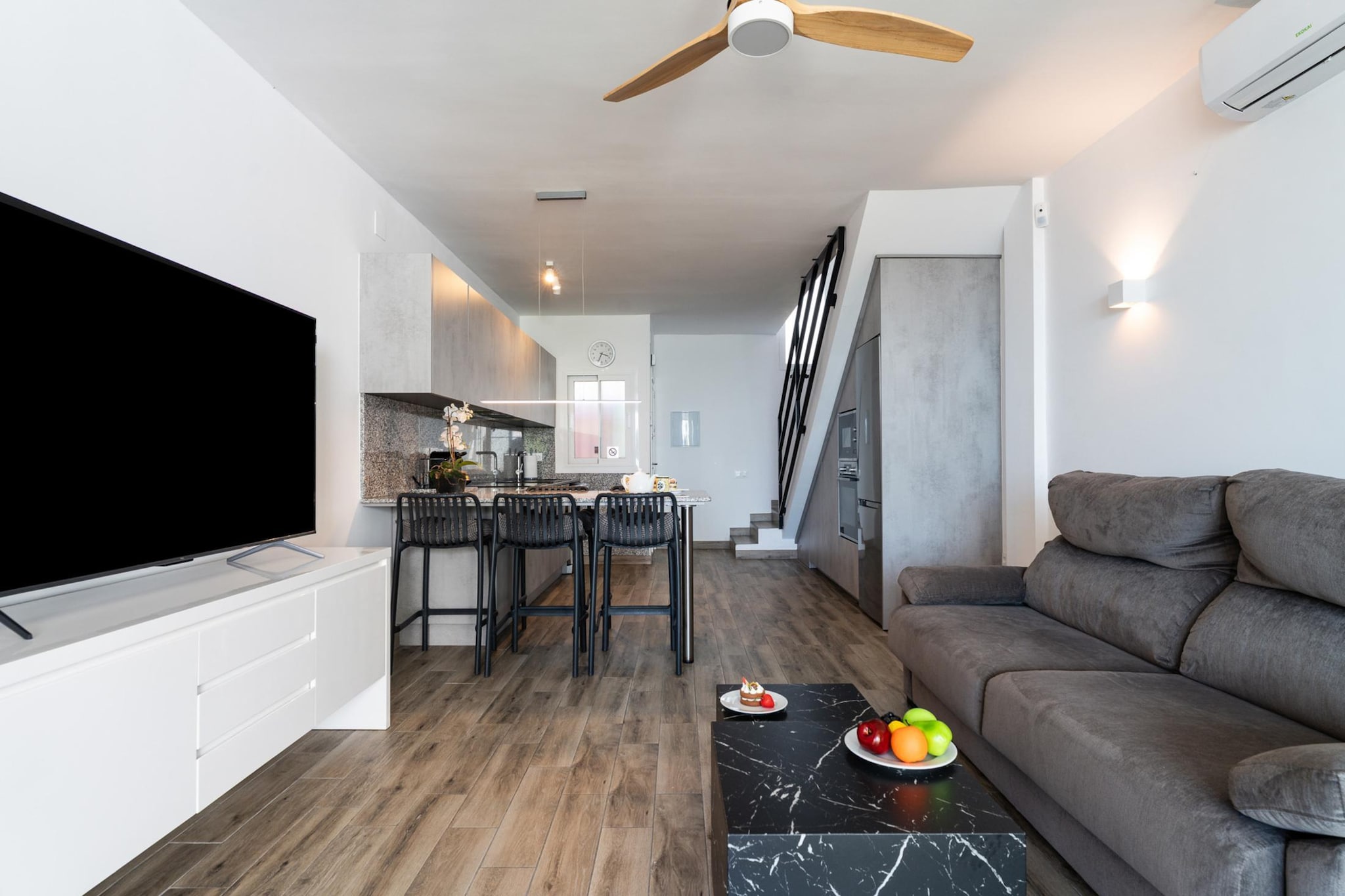 CT 398 - Faro's Beachfront House in Calahonda-Living room