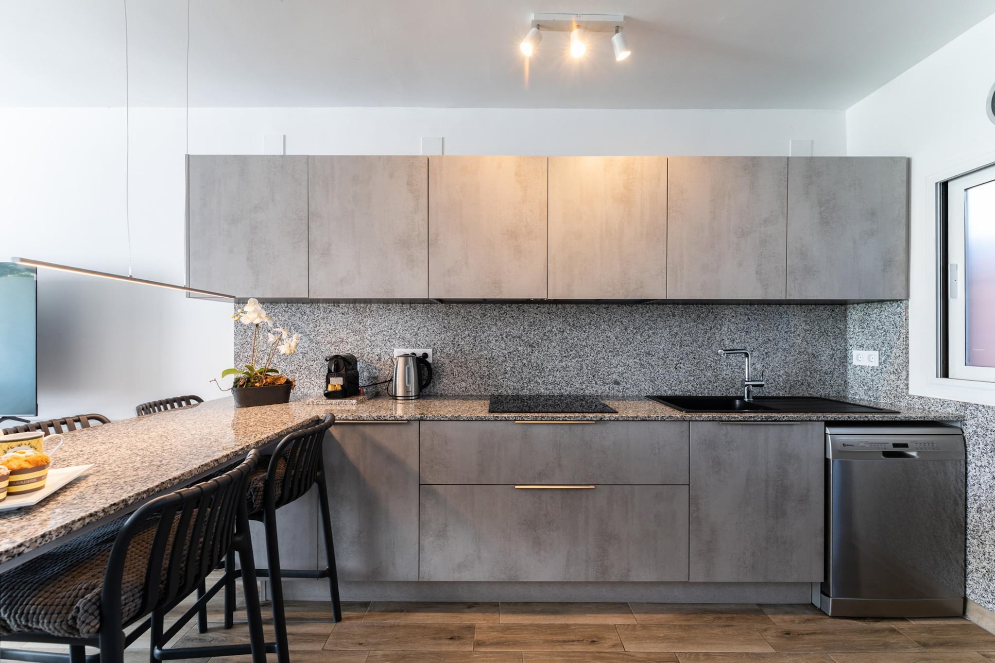 CT 398 - Faro's Beachfront House in Calahonda-Kitchen