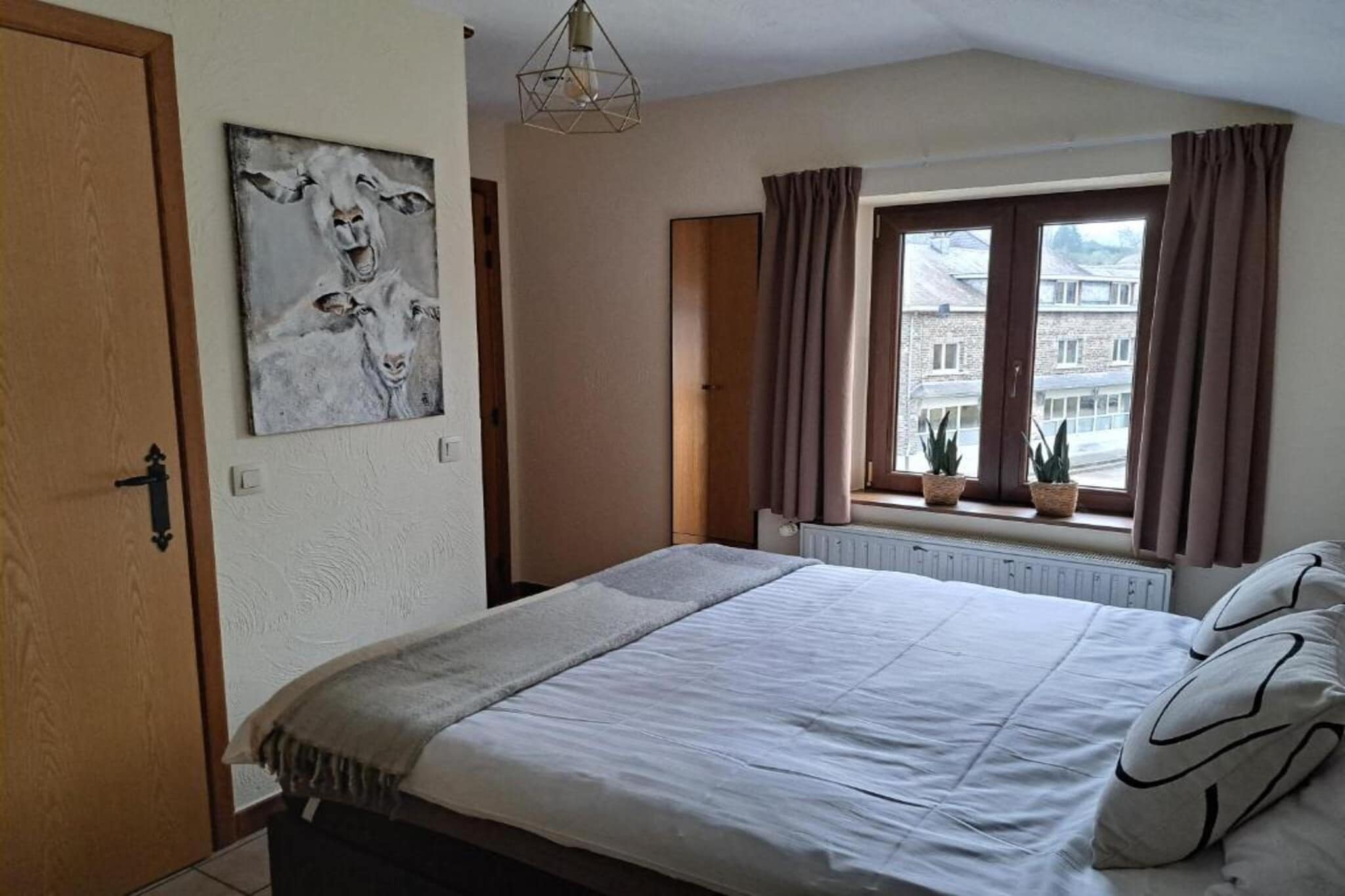 Au Coeur d'Alle - Double Room with Large Double Bed-Bedroom