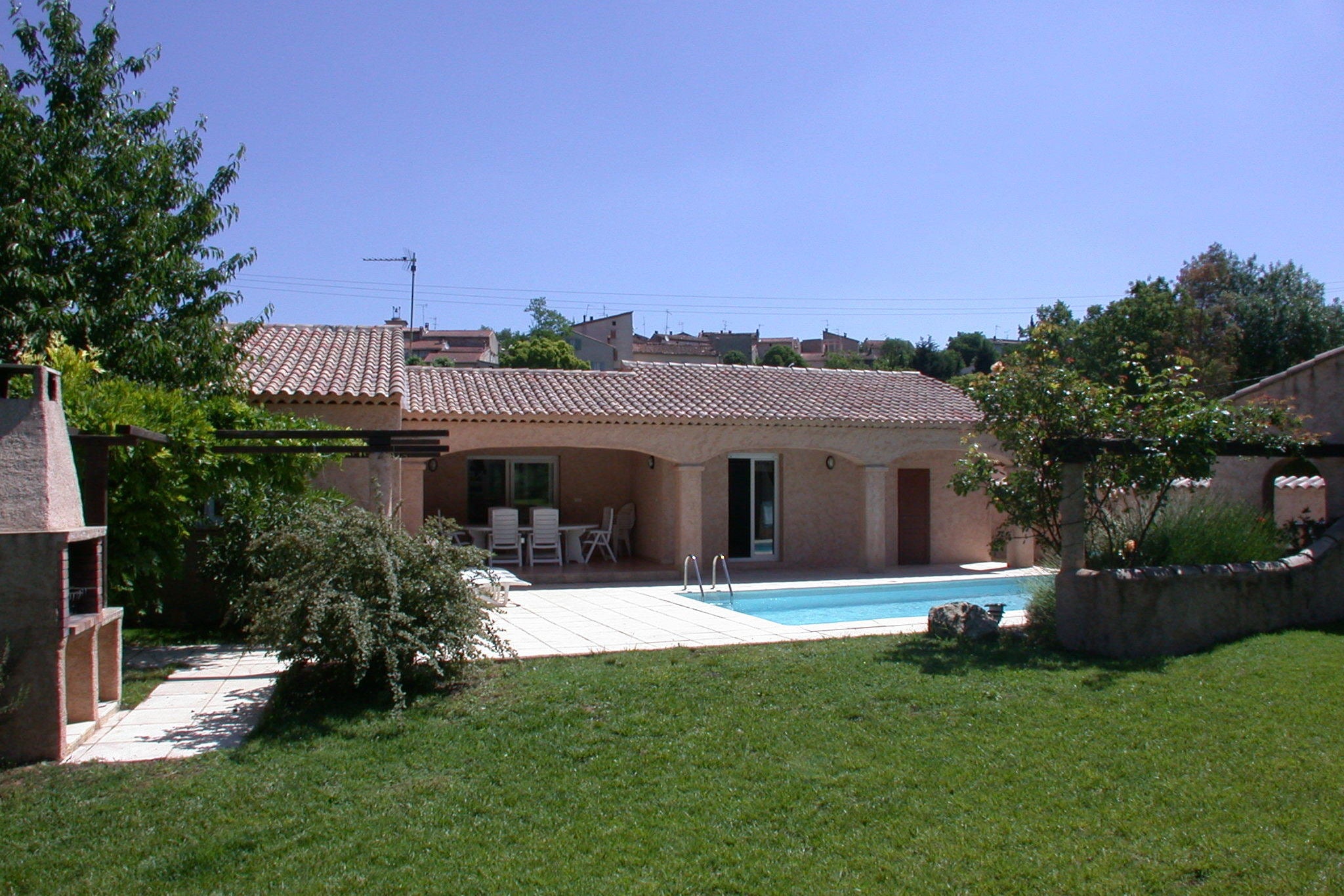 Villa with air conditioning and private pool 1 km from Saint-Paul-en-Foret and 35 km from the sea