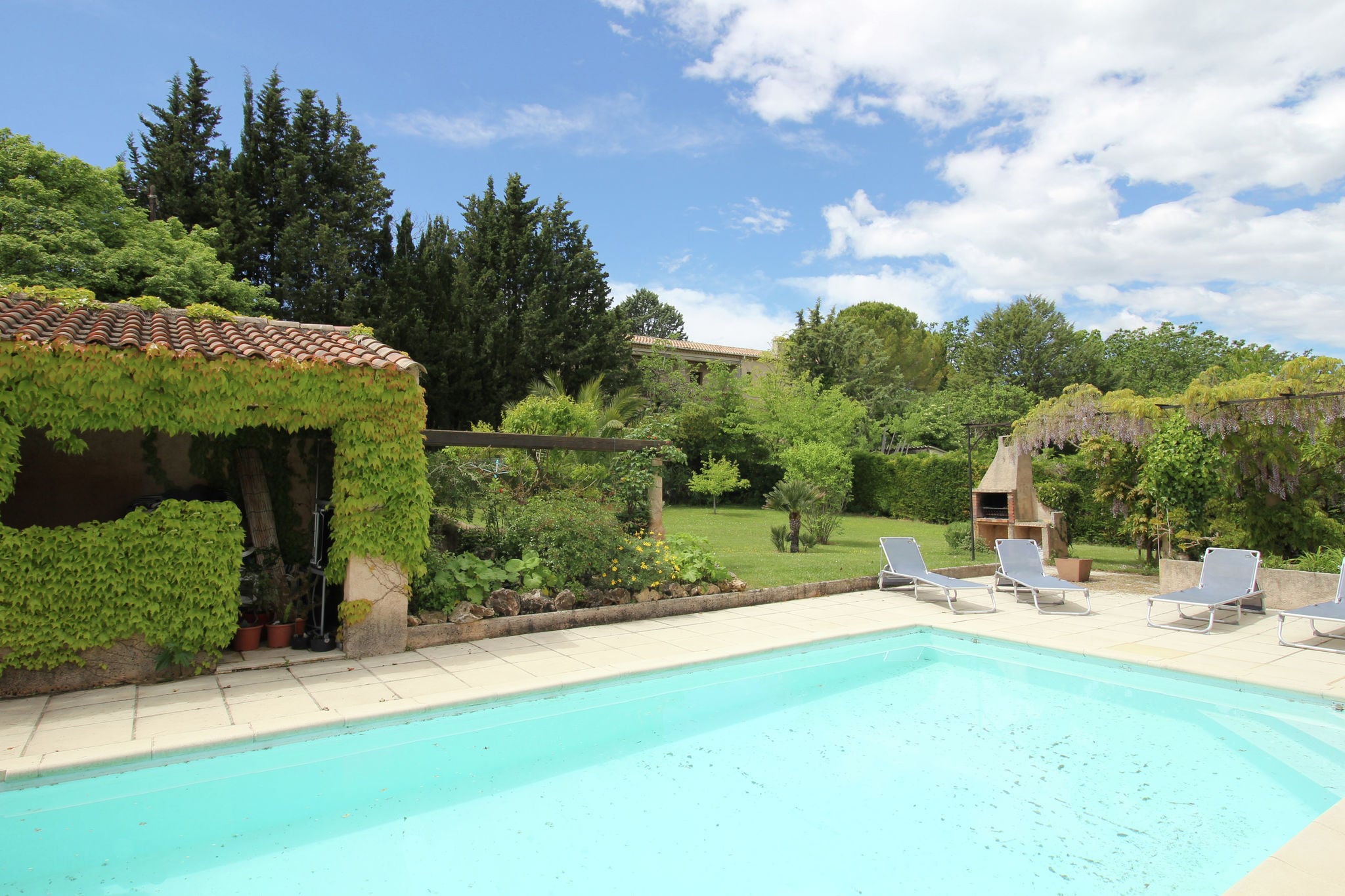 Vrijstaande villa met airco en zwembad, 1 km van het pittoreske Saint-Paul-en-Fôret en 35 km van Zee