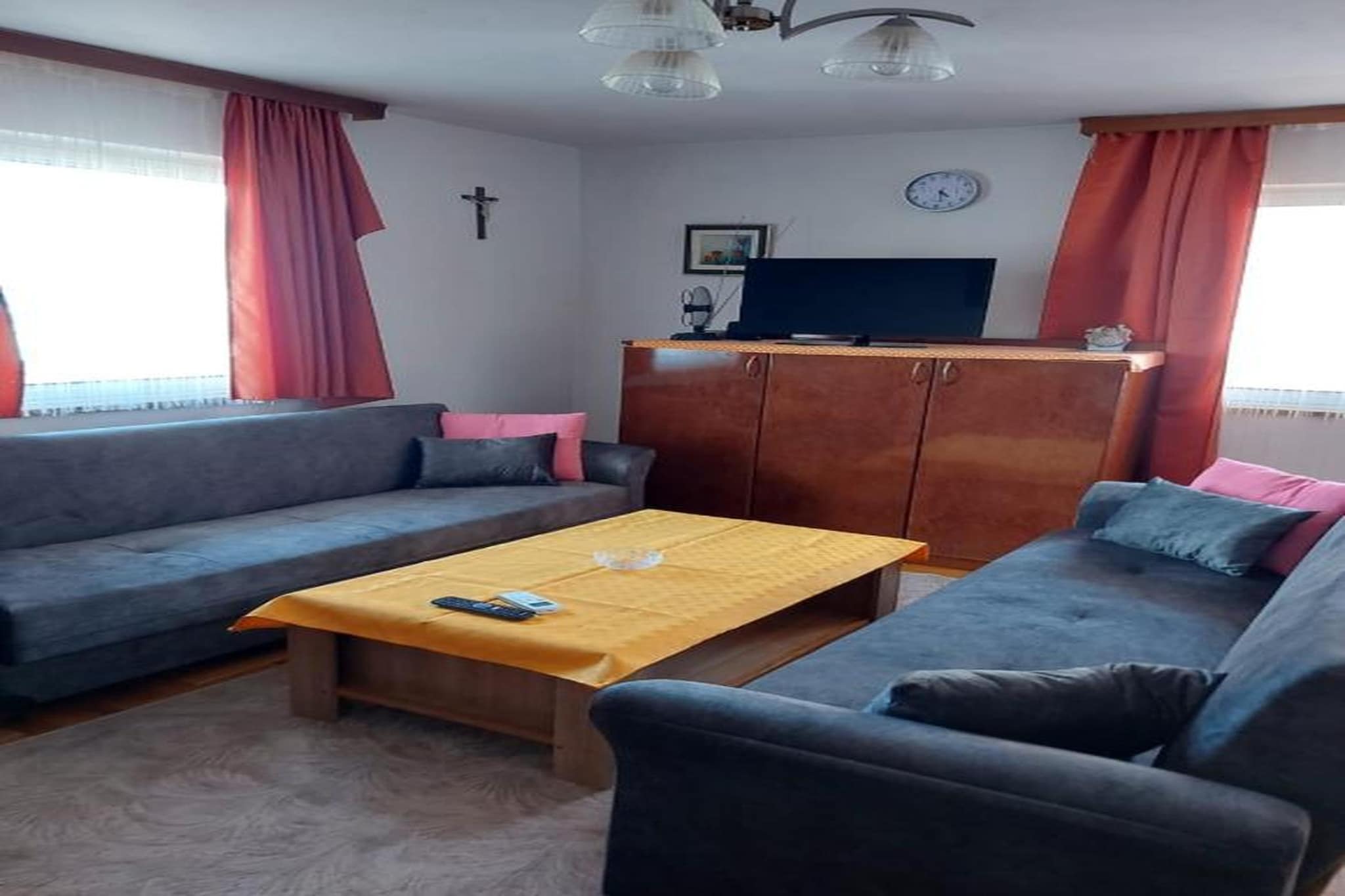 Escape to the sunlit shores of Okrug Gornji and enjoy a relaxing stay in this charming first-floor apartment, ideal for two guests seeking comfort, privacy and a touch of Adriatic magic. Bright and thoughtfully furnished, the living room welcomes you with a cosy seating area, TV and a charming fireplace for peaceful evenings. The adjoining dining space and fully equipped open kitchen with a coffee machine, microwave, dishwasher, fridge-freezer and cooking essentials, make it easy to enjoy slow breakfasts or romantic dinners at home.

The inviting bedroom features a comfortable double bed, offering restful nights after days of exploring the coast. The modern bathroom includes a shower, washbasin and toilet, while practical amenities such as a washing machine and internet access ensure a smooth and carefree stay. Step outside to your private terrace, the perfect spot for morning coffee, reading in the breeze or enjoying a quiet drink at sunset. Guests also have access to a shared swimming pool for refreshing swims and a grill area for outdoor meals. Private parking adds extra convenience.

Located on Čiovo Island, Okrug Gornji is a paradise for beach lovers, food enthusiasts and explorers. The nearest pebble beaches—with their turquoise waters—are just minutes away. Discover lively beach bars, charming restaurants, and coastal promenades lined with cafés and gelaterias. A short drive brings you to the UNESCO-listed town of Trogir, with its medieval streets, waterfront and cultural treasures. Boat excursions, snorkelling trips and hidden bays await for those craving adventure.

Perfect for couples, this apartment offers the ideal blend of comfort, tranquillity and island charm—your peaceful retreat on the Adriatic.