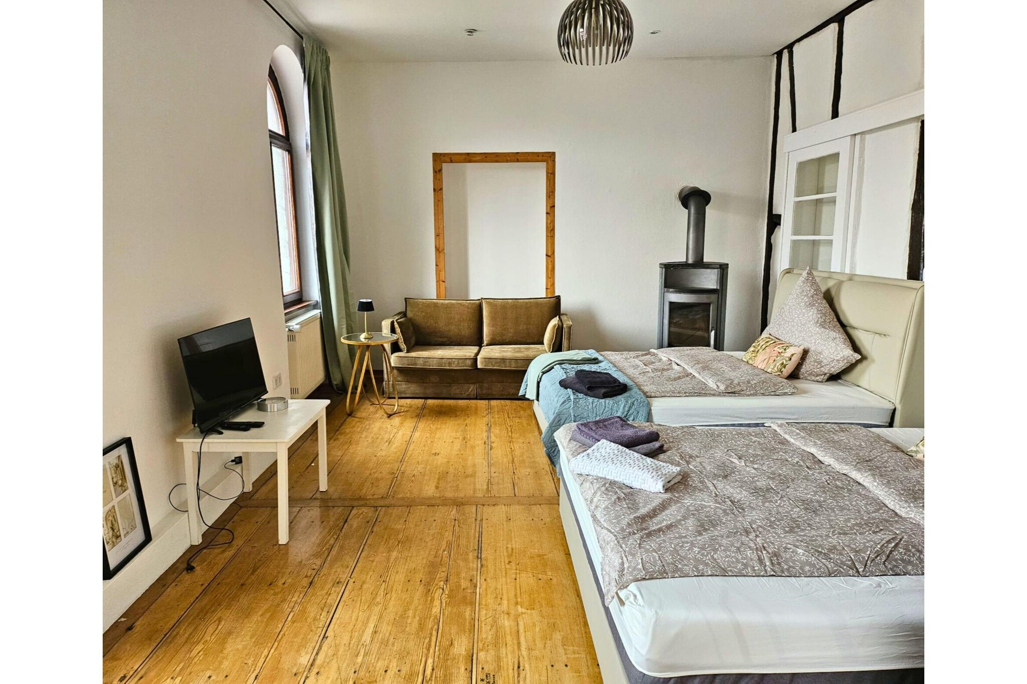 This cozy first-floor apartment offers ideal accommodation for tradespeople, business travelers, and vacationers. With two separate bedrooms—one with two single beds and the other with three single beds—the apartment is perfect for small groups or colleagues.

The spacious eat-in kitchen is modern and fully equipped. It features a dining table and all the necessary appliances and utensils for everyday needs—ideal for cooking together and relaxing after a long day. The apartment also includes a bathroom with a shower.

Please note that the photos shown are for illustrative purposes only and the final furnishings will be added later.

Surrounded by nature, yet close to shops, cafes, and the charming old town of Bad Camberg, this retreat is ideal for nature lovers and explorers. Hiking and cycling trails start right outside the door, offering countless opportunities to discover the beauty of the Taunus region. Stylish, quiet, and superbly located—this is relaxation redefined.