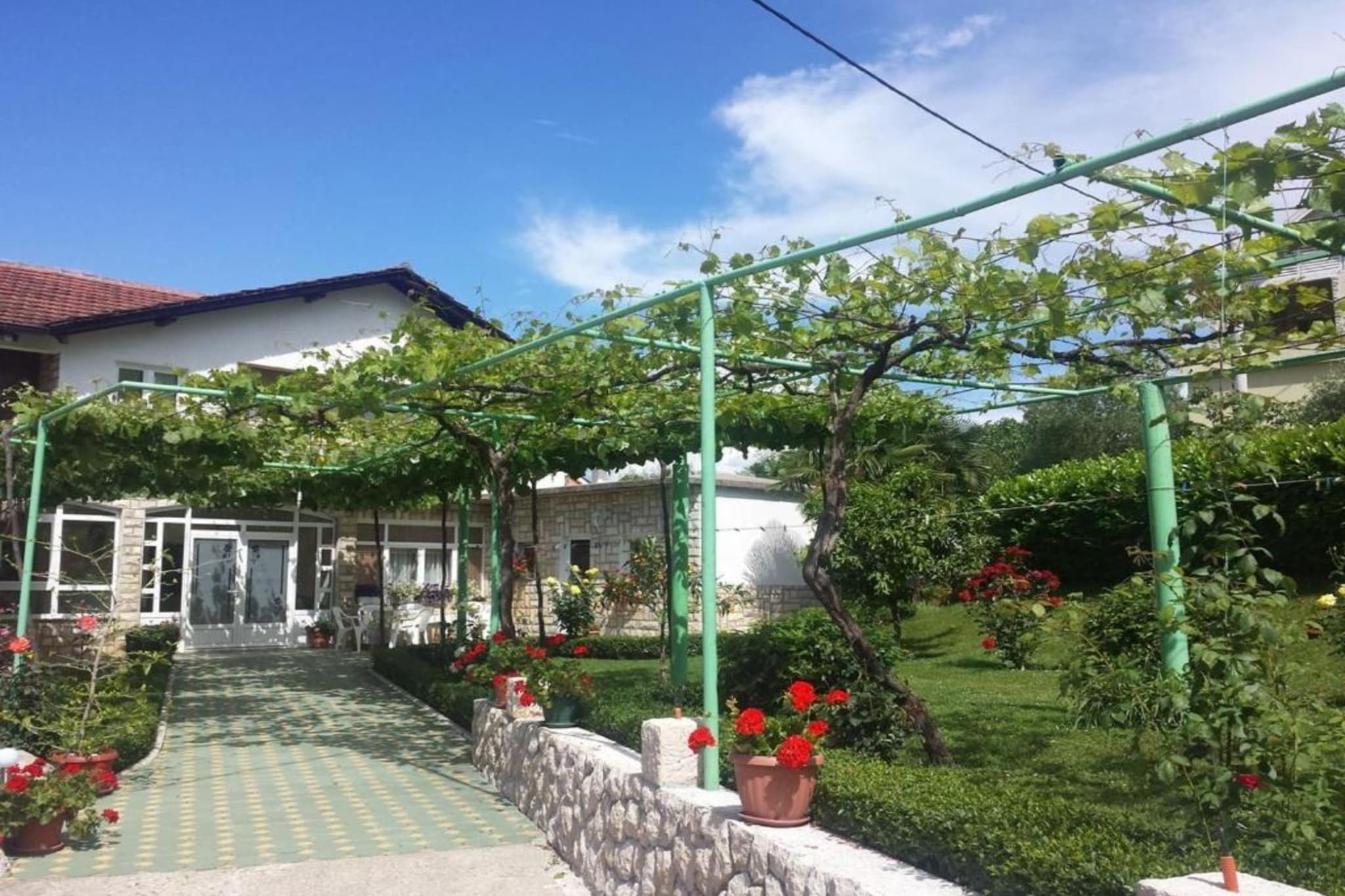 Elez Serenity Guesthouse - Quadruple room with Balcony-Buitenlucht