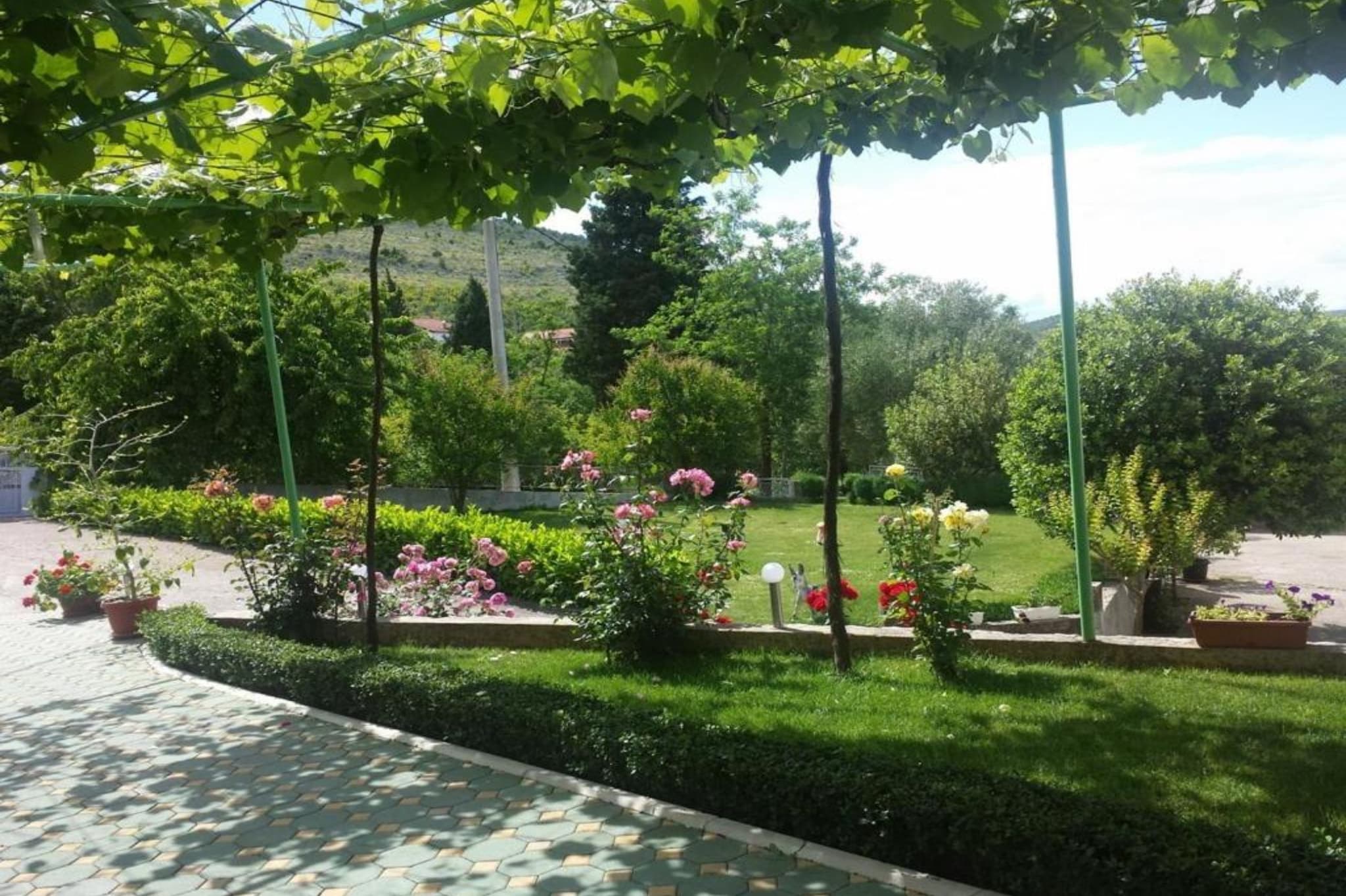 Elez Serenity Guesthouse - Triple room with Balcony-Buitenlucht