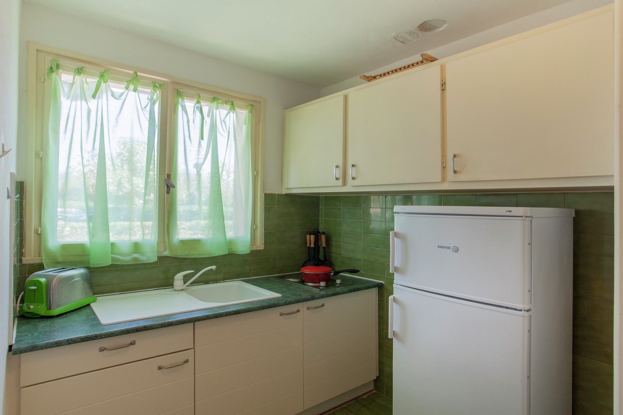 Ground floor: (hallway, Kitchen(oven, microwave, fridge-freezer), Living/bed room(2x single bed(blanket, 90 x 200 cm)), bathroom(shower, washbasin), toilet)\n\nwashing machine, terrace, garden, garden furniture, BBQ, tennis court(shared with other guests), boules court, children\'s bed