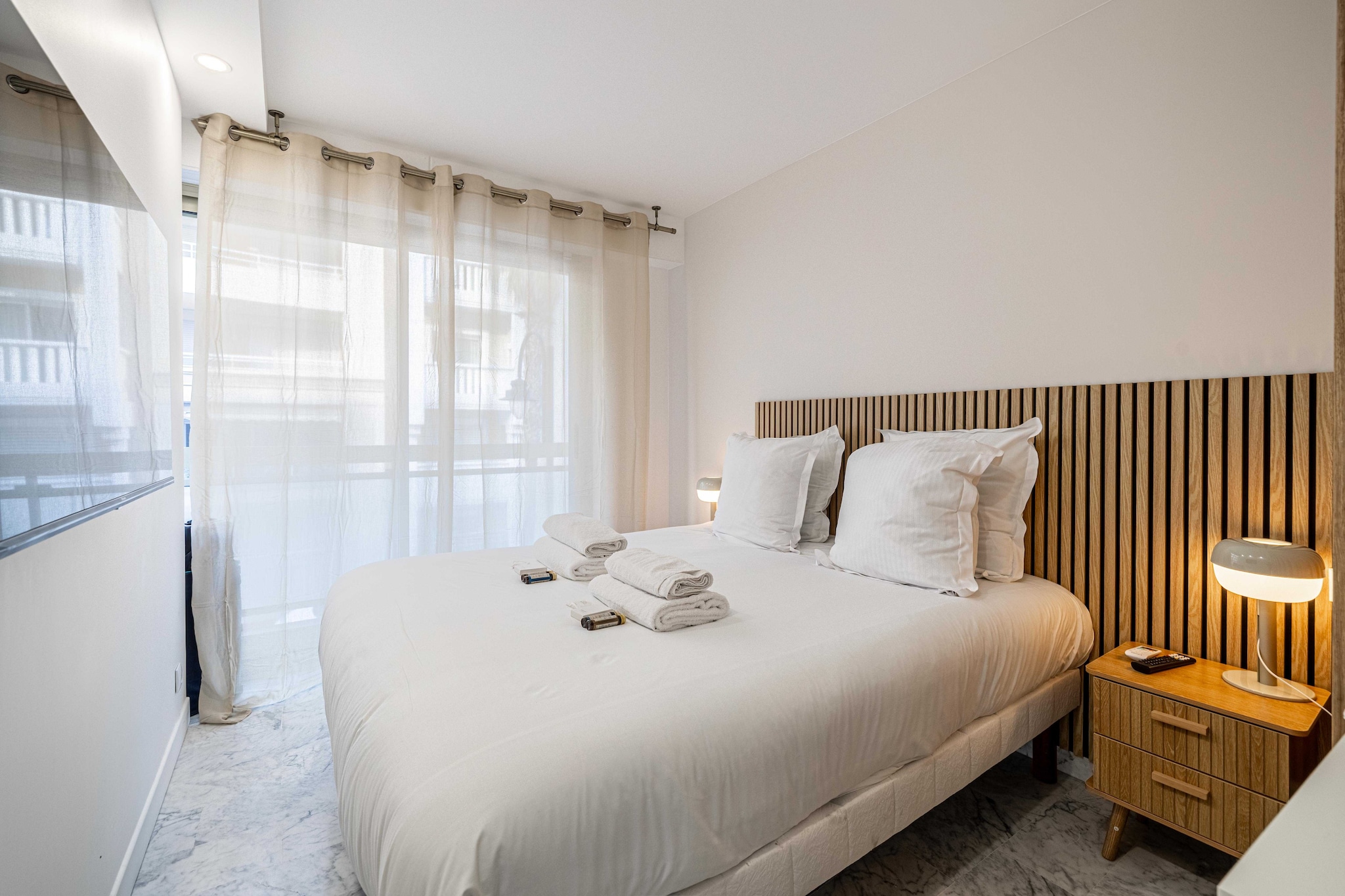 Elevator, Hot Water, Internet Access DSL, Wardrobe, Living room(double sofa bed, TV), Kitchen(stove, electric kettle, toaster, coffee machine, oven, microwave, dishwasher, fridge), bedroom(Bed Linen, double bed), bedroom(single bed, single bed), bathroom(shower, toilet, hairdryer, shampoo), First Aid, Play area, washing machine, balcony or terrace, heating, air conditioning, iron, crib(free), Towels/Sheets (Incl.), Essentials, dishes and cutlery, Dedicated workspace, Cooking basics, Carbon monoxide detector, Enhanced cleaning practices, Long term stays allowed, Near Ocean, Room-darkening shades, Town