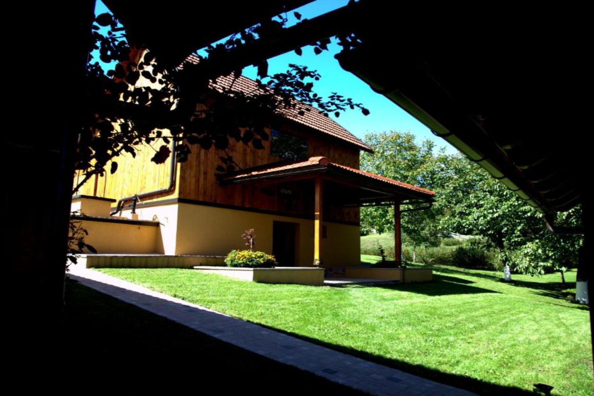 Brezova Poljana Lodge with Sauna and Hot-Tub - Five Bedroom Holiday Home-Buitenlucht