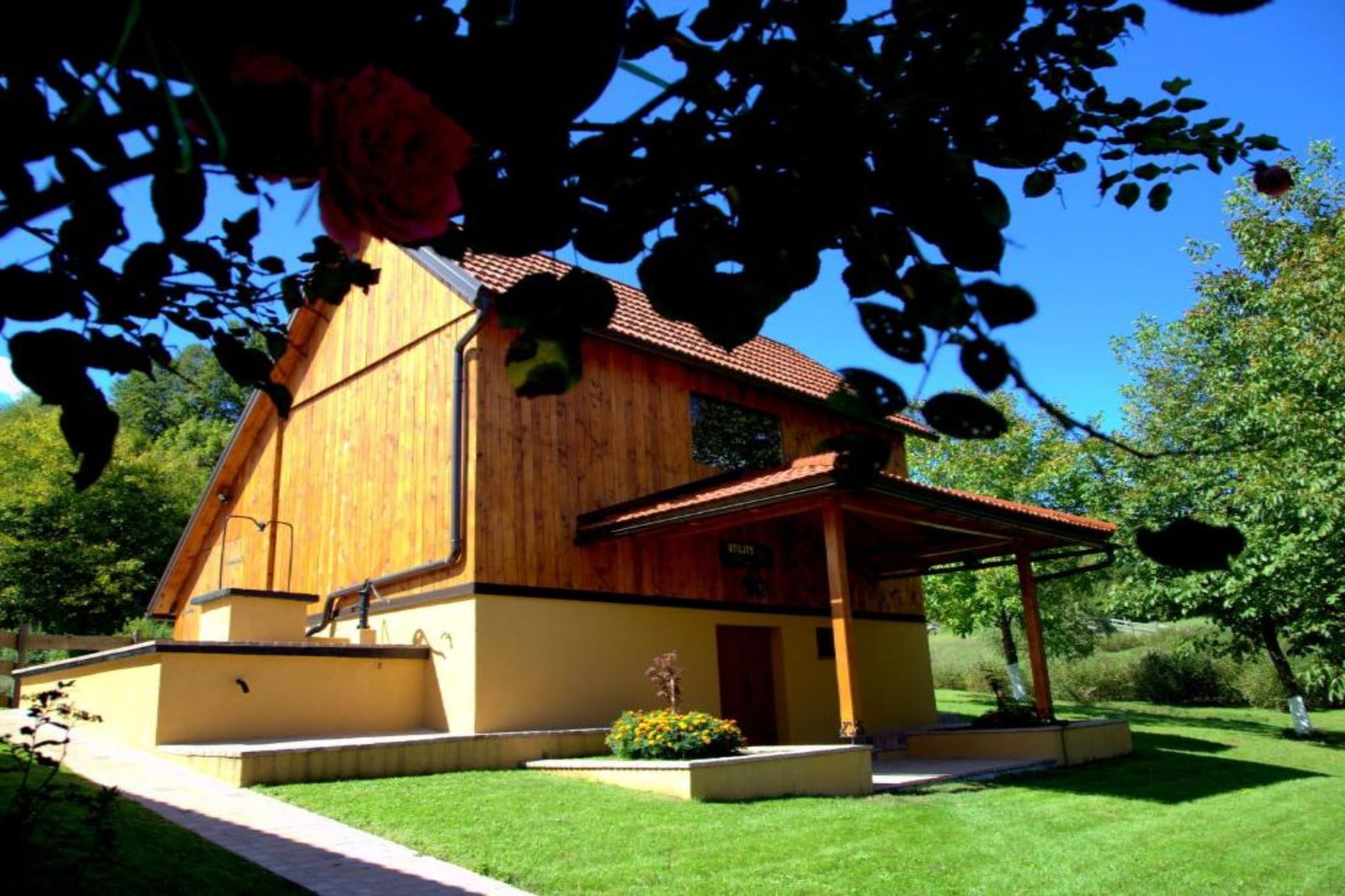 Brezova Poljana Lodge with Sauna and Hot-Tub - Five Bedroom Holiday Home-Buitenlucht