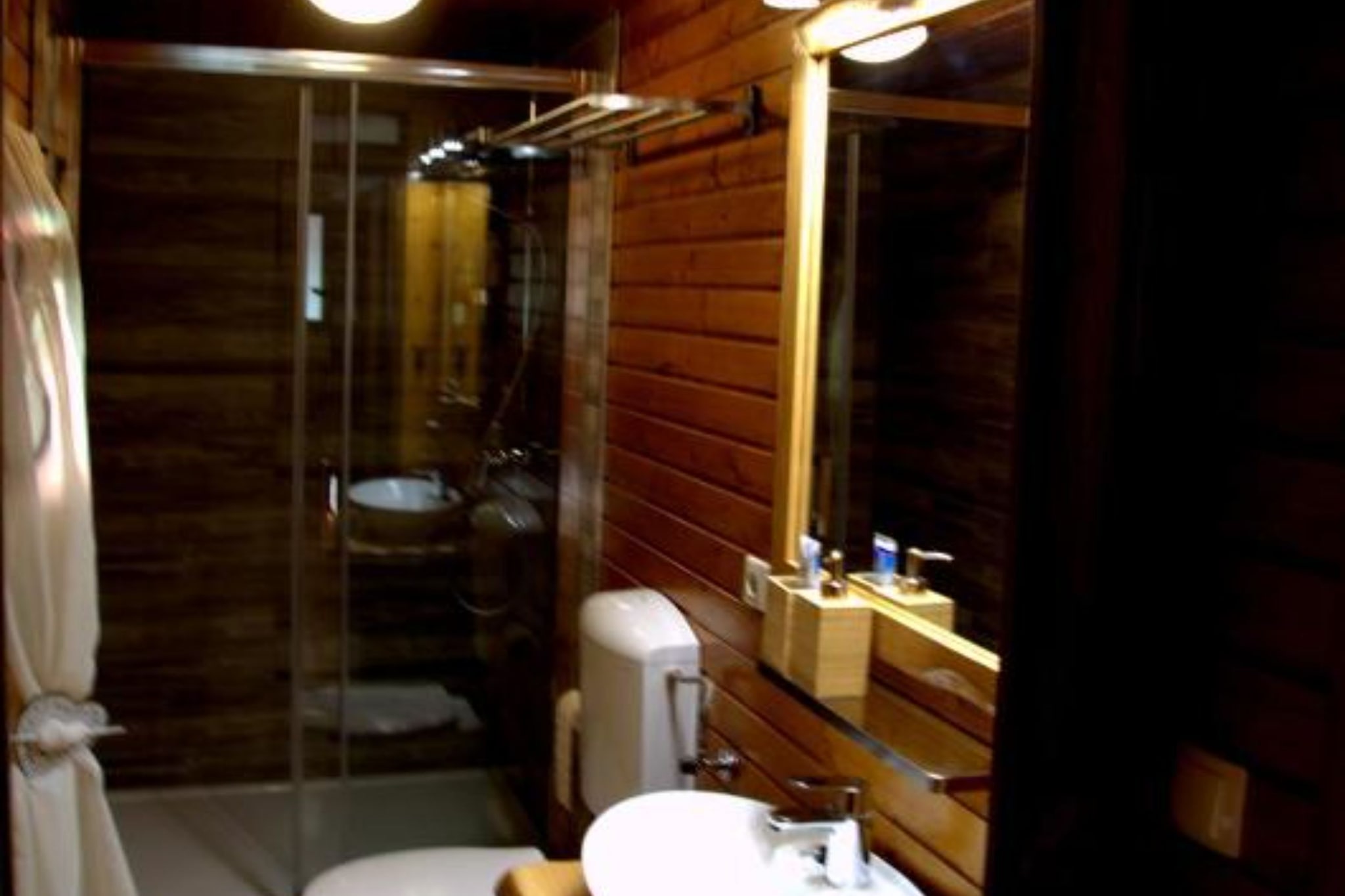 Brezova Poljana Lodge with Sauna and Hot-Tub - Five Bedroom Holiday Home-Badkamer