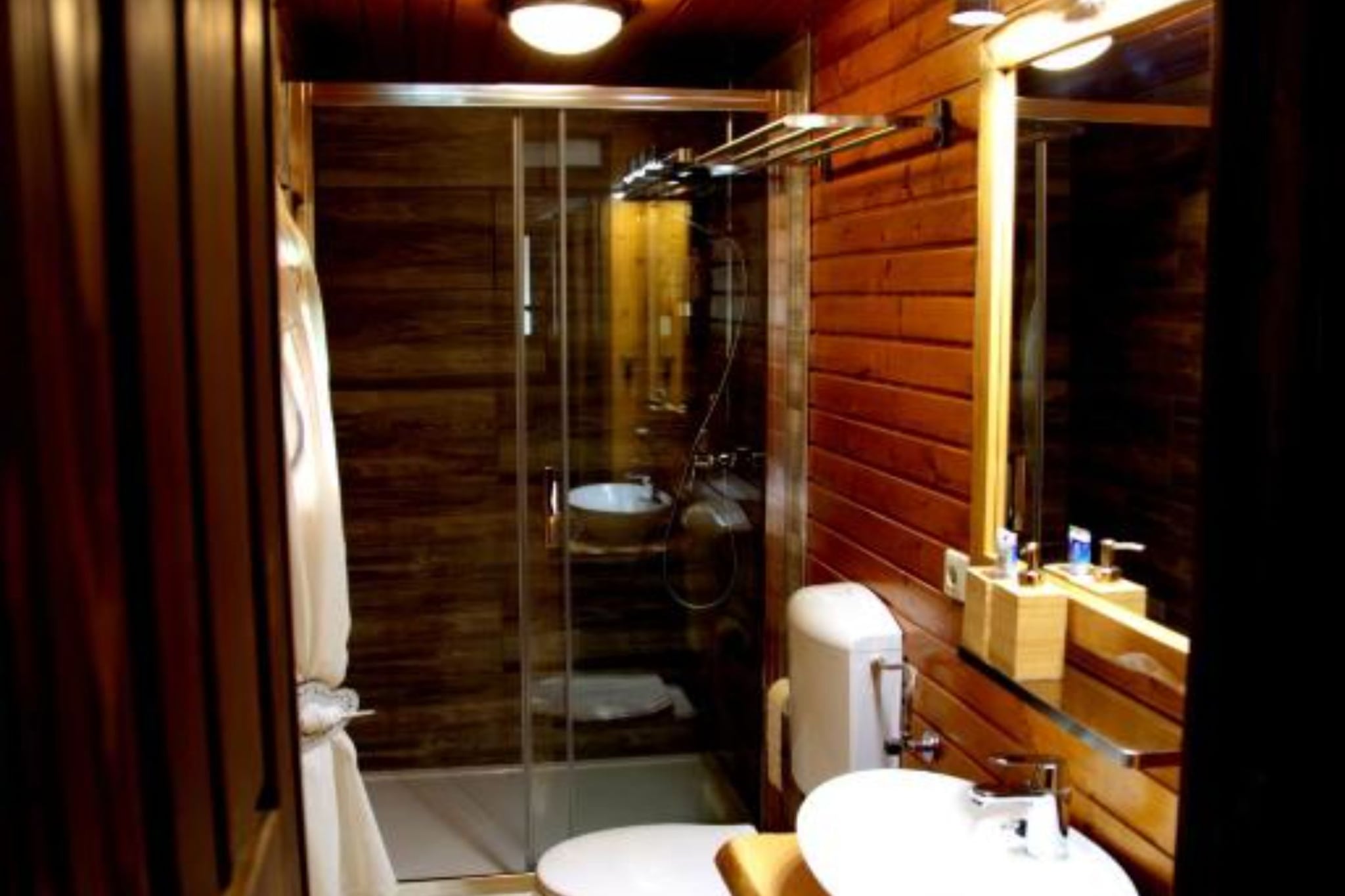 Brezova Poljana Lodge with Sauna and Hot-Tub - Five Bedroom Holiday Home-Badkamer