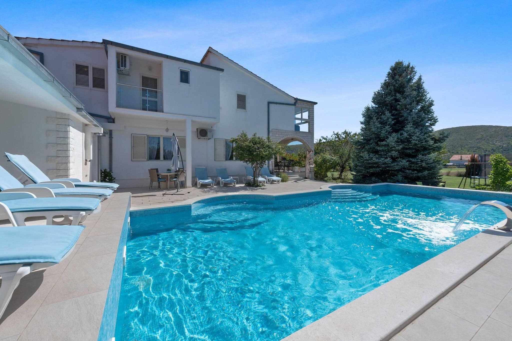 Sport & Spa Villa Neoric-Außenbereich Sommer