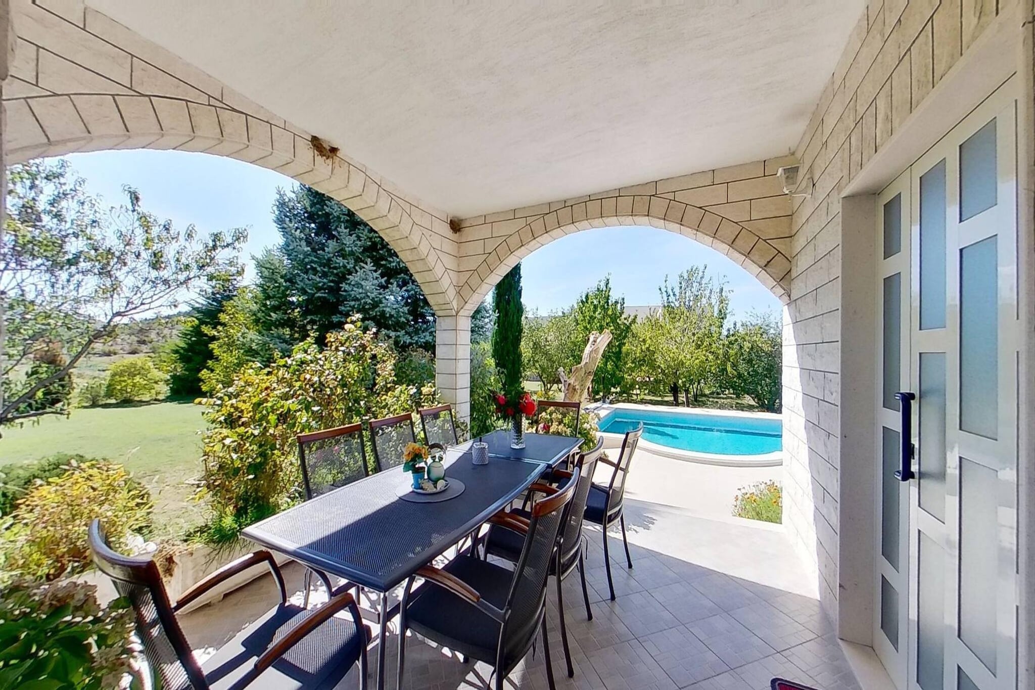 Sport & Spa Villa Neoric-Terrasse/Balkon