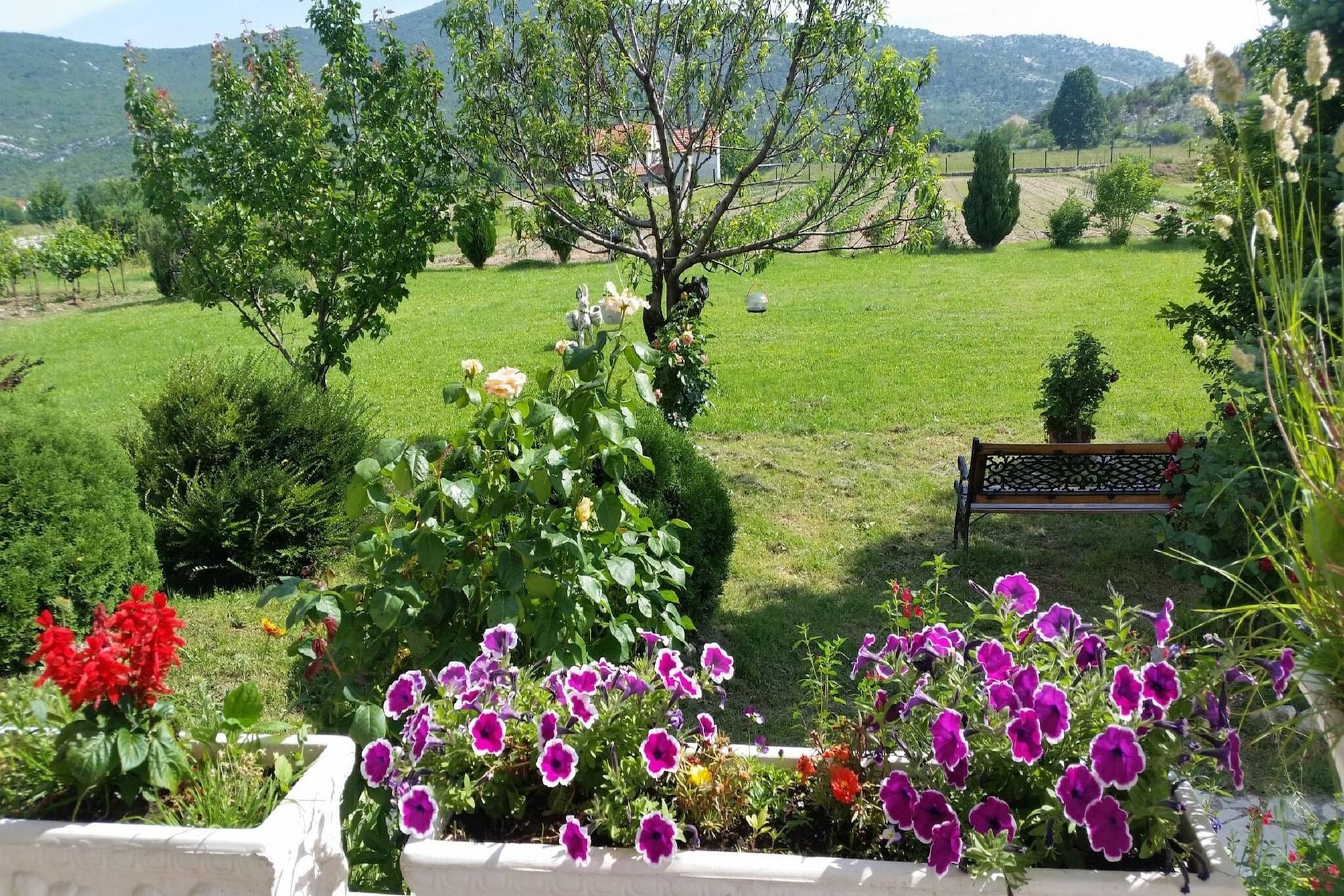Sport & Spa Villa Neoric-Garten Sommer