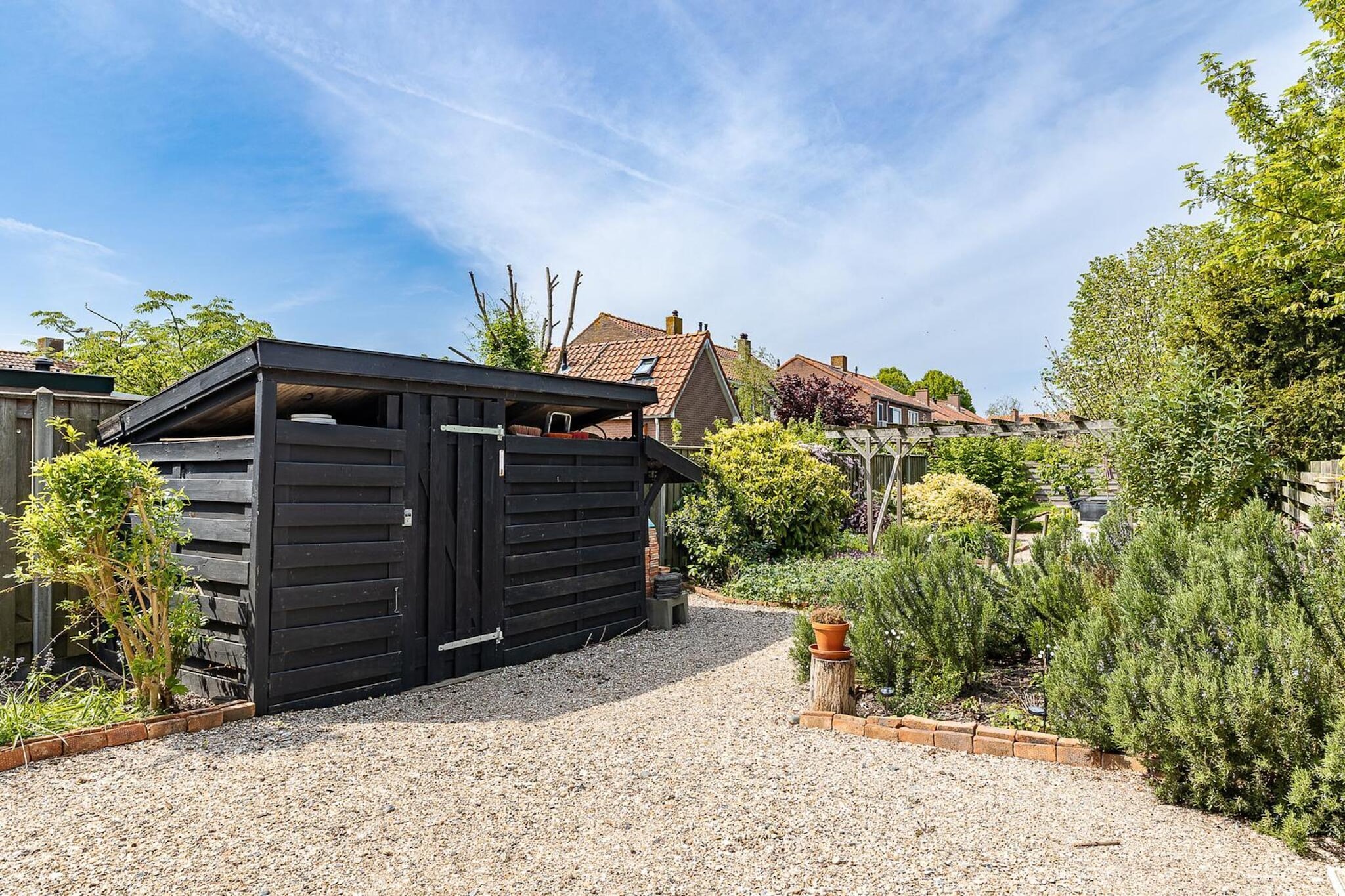 Holiday home - Schoolstraat 6a | Vrouwenpolder - Gardens in summer