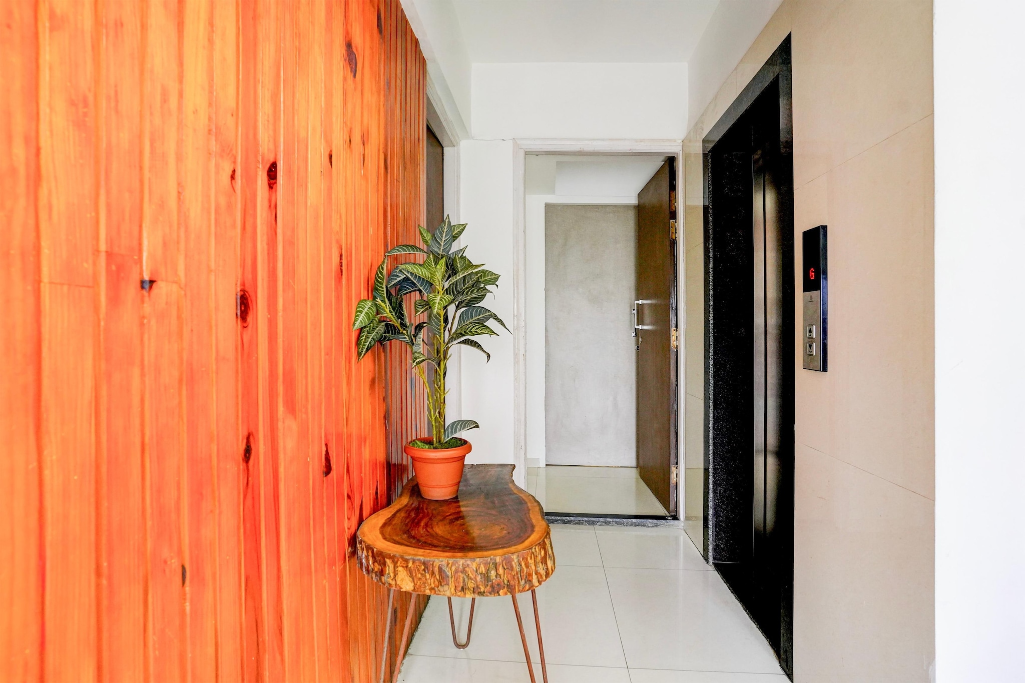 Ground floor: (bedroom(double bed, TV, seating area, electric kettle, air conditioning, telephone, Floor mattress), bathroom(bathtub or shower, shower, washbasin, toilet, Towels incl., shampoo, body soap, hot water), lift)
