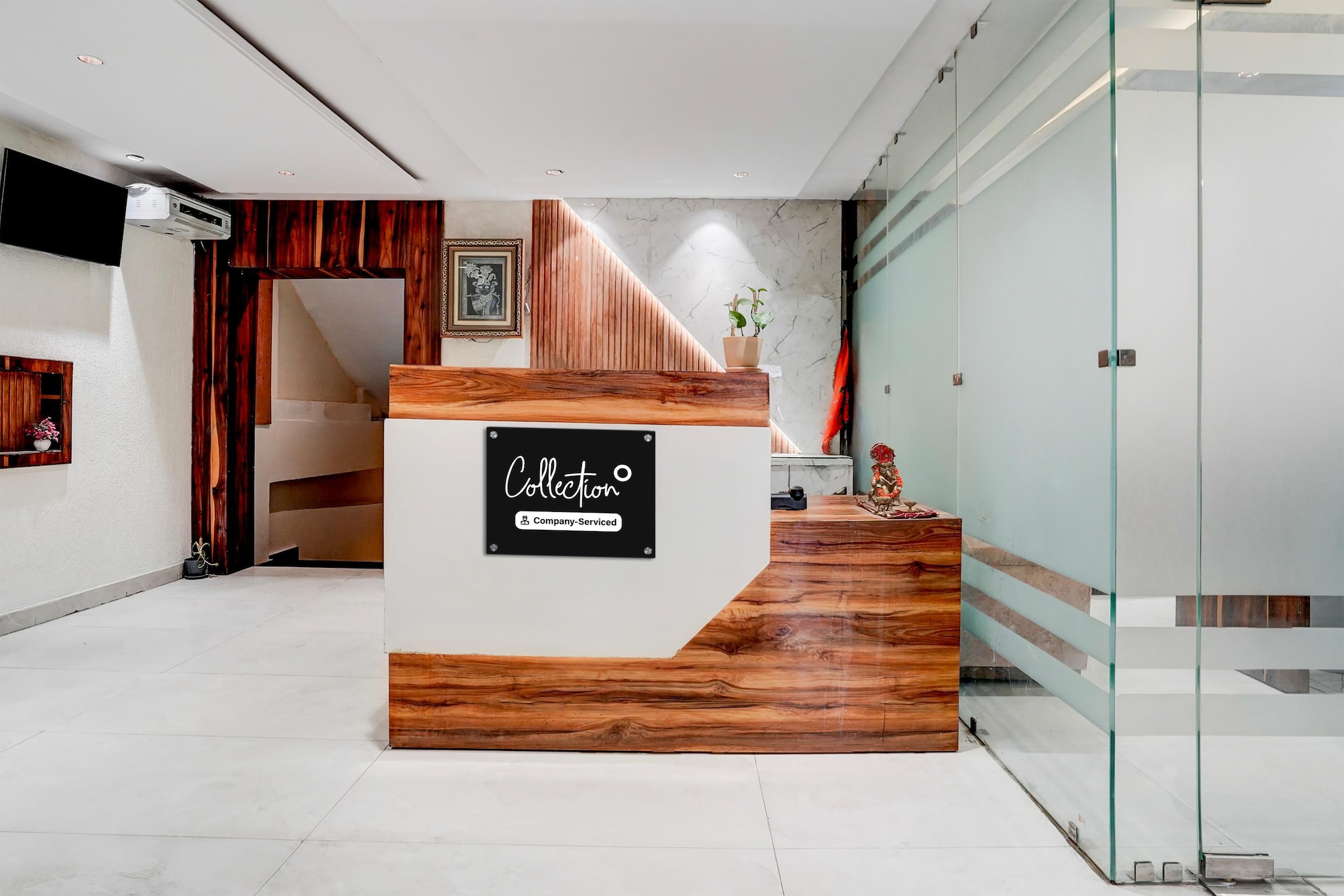 Ground floor: (bedroom(double bed, TV, seating area, electric kettle, air conditioning, telephone, Floor mattress), bathroom(bathtub or shower, shower, washbasin, toilet, Towels incl., shampoo, body soap, hot water), lift)