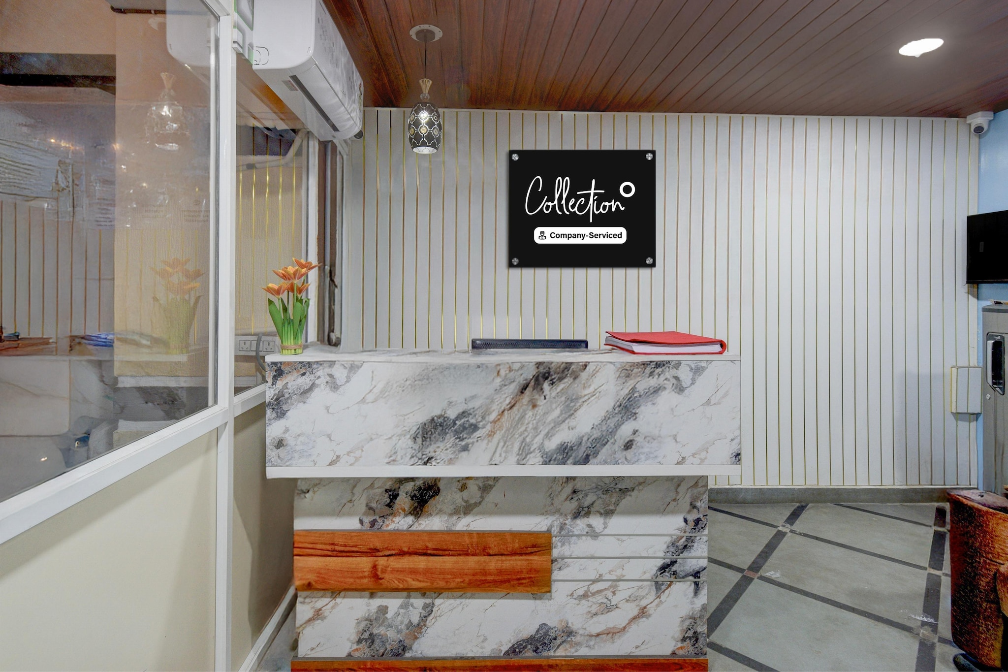 Ground floor: (bedroom(double bed, TV, seating area, air conditioning, Towels incl., telephone), bathroom(bathtub or shower, shower, washbasin, toilet, shampoo, body soap, hot water), lift)