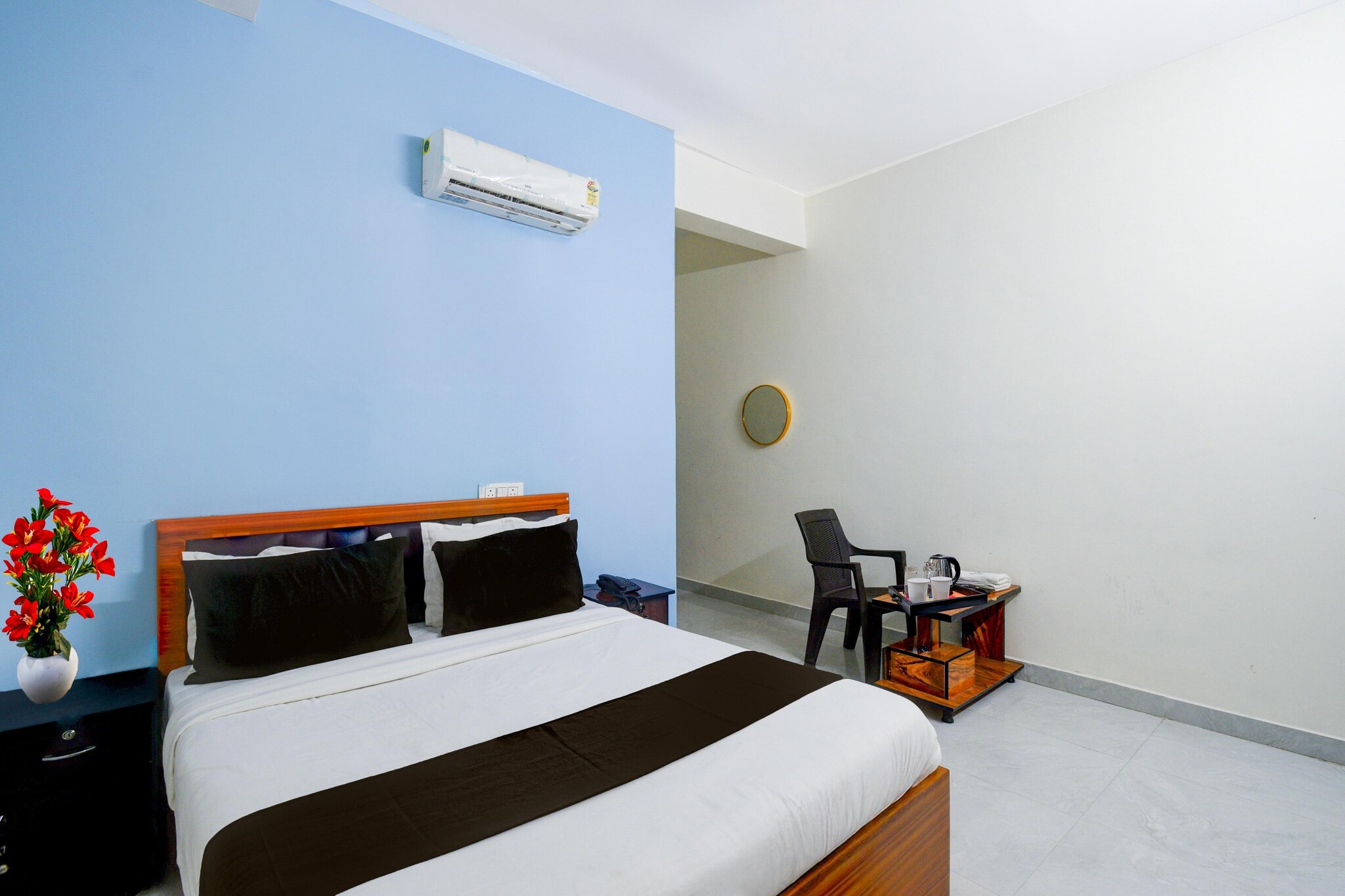 Located within 12 km of ISB and 15 km of City Centre Mall, Collection O Forum Mall Hyderabad Formerly Ruby Grand Inn provides rooms with air conditioning and a private bathroom in Hyderabad. With free WiFi, this 3-star hotel offers room service and a 24-hour front desk. The hotel features family rooms.

Guest rooms at the hotel are equipped with a seating area, a flat-screen TV with satellite channels and a private bathroom with free toiletries and a shower. All guest rooms include a desk.

Golkonda Fort is 16 km from Collection O Forum Mall Hyderabad Formerly Ruby Grand Inn, while Hussain Sagar Lake is 17 km away. Rajiv Gandhi International Airport is 38 km from the property. 

Early Check-In Policy: A full day’s room rate will be charged for check-ins before 6:00 AM. Complimentary early check-in is available between 6:00 AM and 10:00 AM, subject to room availability.
Check-in is only available to guests aged 18 and above. Please provide a government-issued ID to confirm your age.