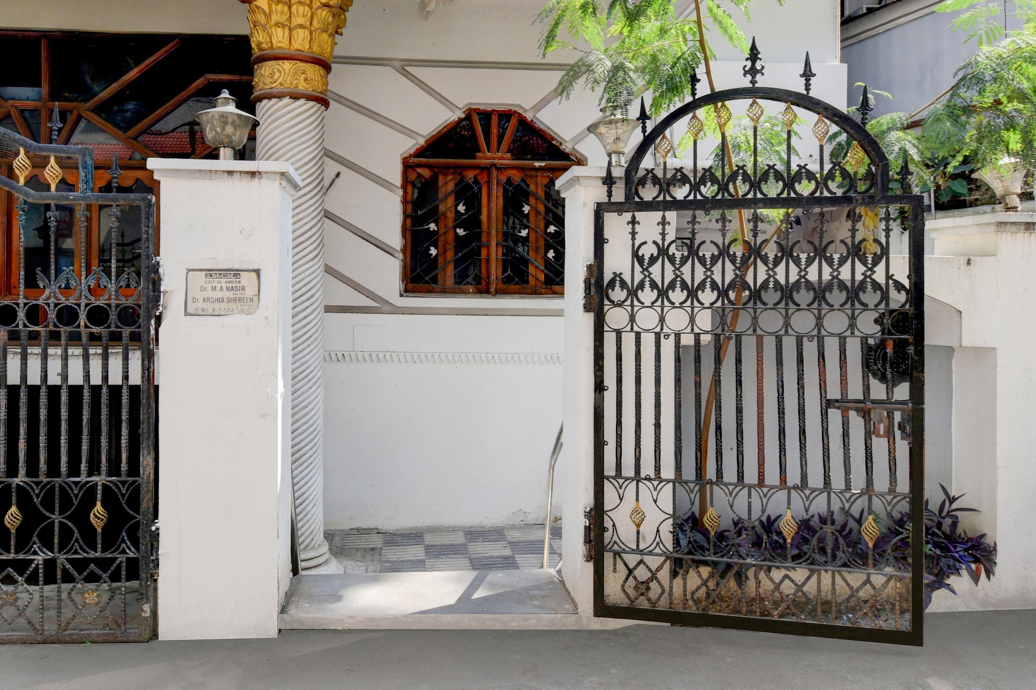 Ground floor: (bedroom(double bed, TV, seating area, air conditioning, Towels incl., telephone), bathroom(bathtub or shower, shower, washbasin, toilet, shampoo, body soap, hot water))