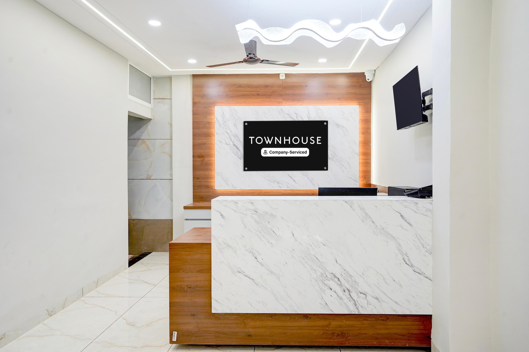 Ground floor: (bedroom(double bed, TV, seating area, air conditioning, Towels incl., telephone), bathroom(bathtub or shower, shower, washbasin, toilet, shampoo, body soap, hot water), lift)