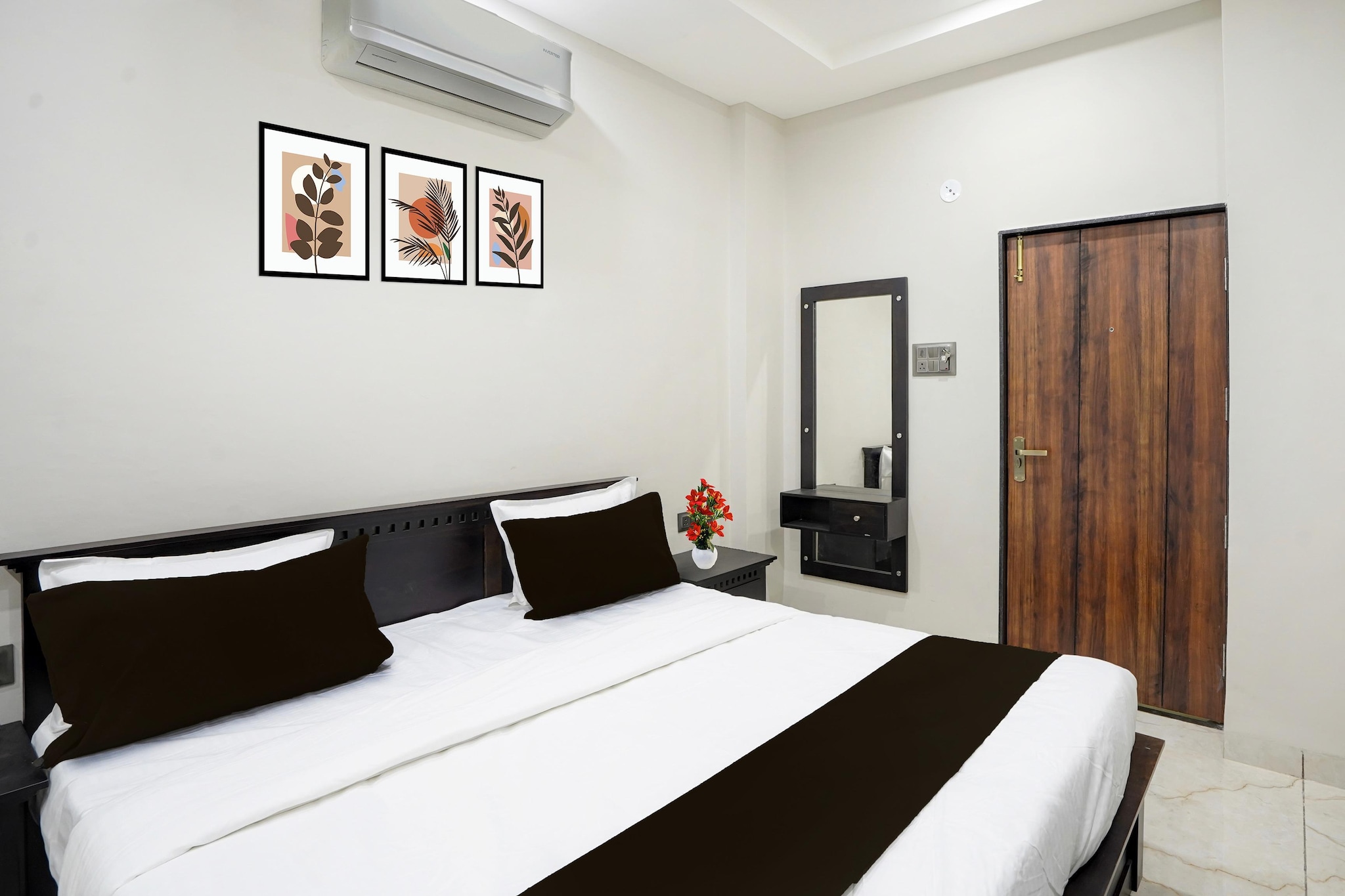 Townhouse Rajendra Nagar Main Road is located in Indore, 6.5 km from Rajwada Palace and 8 km from Indore Junction Station. Featuring a restaurant, the 4-star hotel has air-conditioned rooms with free WiFi, each with a private bathroom. The accommodation provides room service, a 24-hour front desk and luggage storage for guests.

Guest rooms at the hotel are equipped with a seating area and a flat-screen TV with satellite channels. All rooms include a desk.

ISKCON Indore is 17 km from Townhouse Rajendra Nagar Main Road. Devi Ahilya Bai Holkar Airport is 7 km away. 

Early Check-In Policy: A full day’s room rate will be charged for check-ins before 6:00 AM. Complimentary early check-in is available between 6:00 AM and 10:00 AM, subject to room availability.
Check-in is only available to guests aged 18 and above. Please provide a government-issued ID to confirm your age.