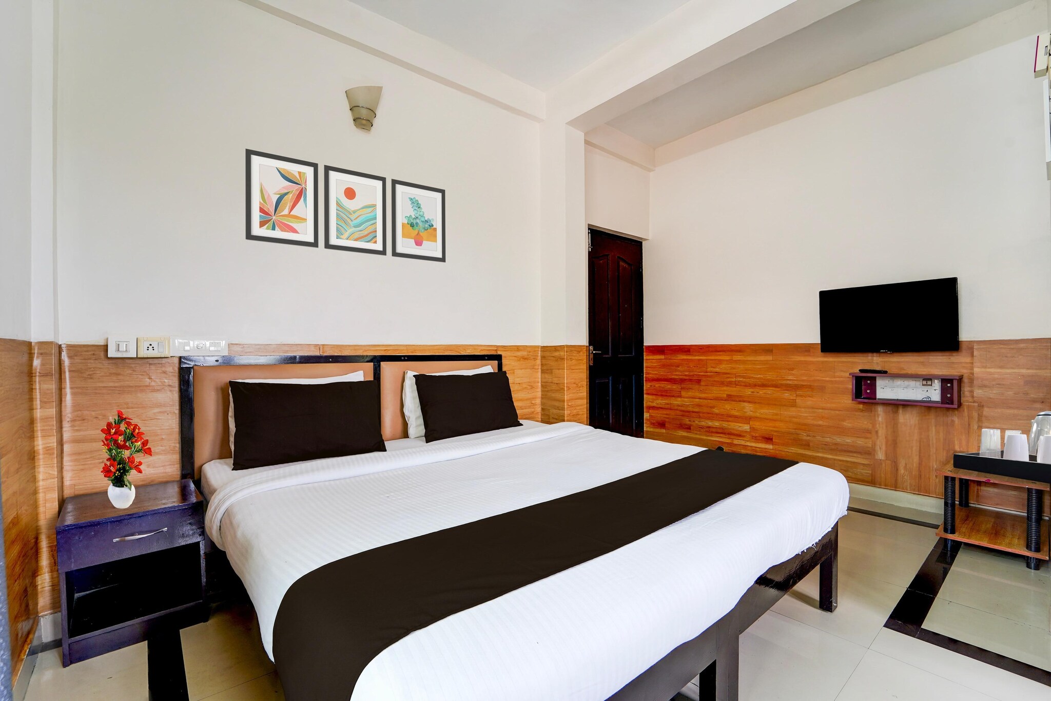 Located within 25 km of Kochi Biennale and 14 km of Cochin Shipyard, Hotel O Bharata Mata College Kakkanad provides rooms with air conditioning and a private bathroom in Cochin. This 3-star hotel offers room service, a 24-hour front desk and free WiFi. Private parking is available on site.

All units at the hotel are equipped with a seating area, a flat-screen TV with satellite channels and a private bathroom with free toiletries and a bath or shower. The units include a desk.

CUSAT is 3.6 km from Hotel O Bharata Mata College Kakkanad, while Kerala Museum is 4.9 km away. Cochin International Airport is 18 km from the property. 

Early Check-In Policy: A full day’s room rate will be charged for check-ins before 6:00 AM. Complimentary early check-in is available between 6:00 AM and 10:00 AM, subject to room availability.
Check-in is only available to guests aged 18 and above. Please provide a government-issued ID to confirm your age.