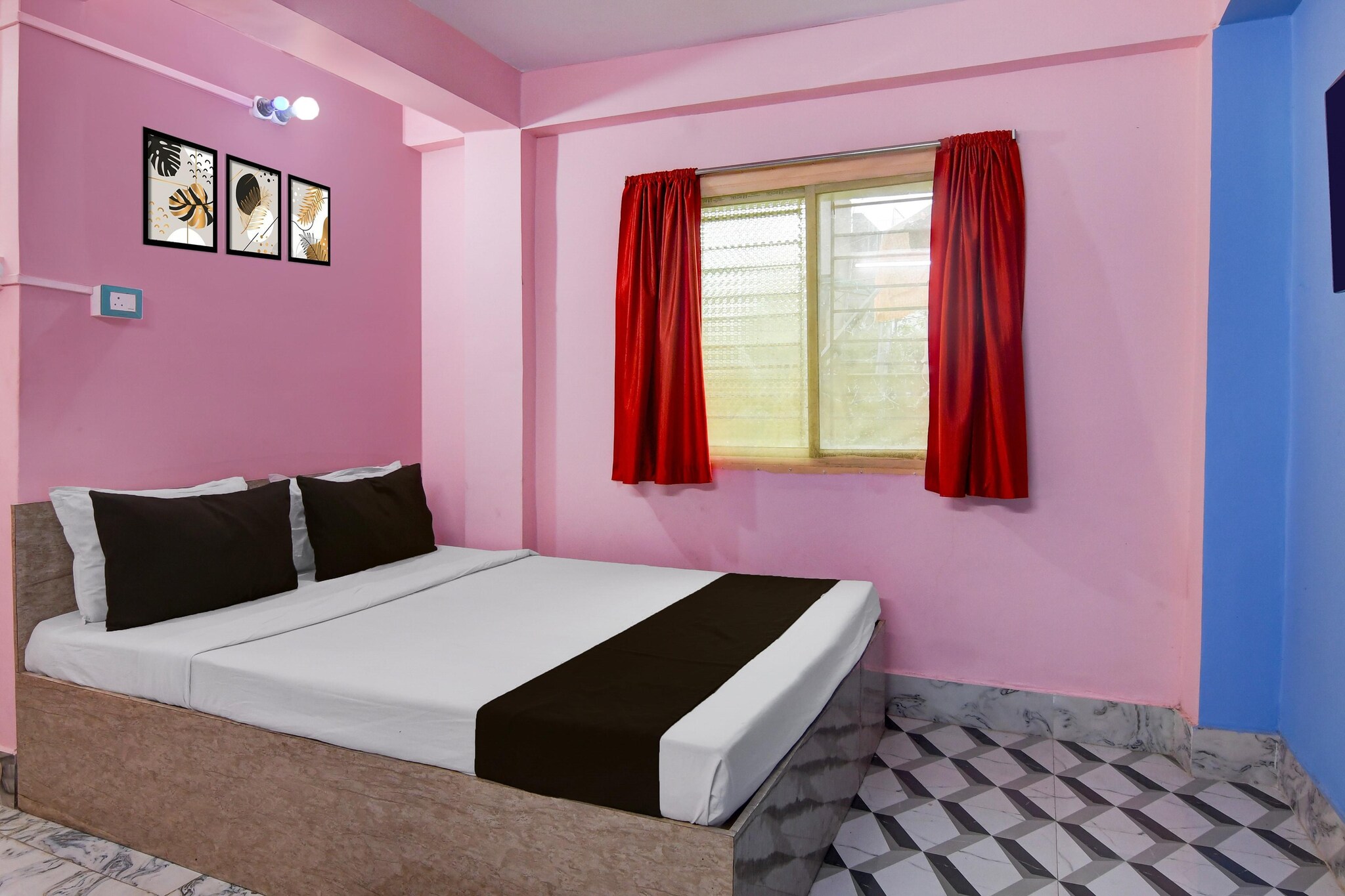 Located within 10 km of Kalighat Kali Temple and 12 km of Nandan, Hotel O Shakuntala Park Bus Terminus Behala provides rooms with air conditioning and a private bathroom in Behāla. With free WiFi, this 3-star hotel offers room service and a 24-hour front desk. The hotel features family rooms.

Guest rooms at the hotel are equipped with a seating area, a flat-screen TV with satellite channels and a private bathroom with free toiletries and a bath or shower. All rooms include a desk.

Indian Museum is 12 km from Hotel O Shakuntala Park Bus Terminus Behala, while Victoria Memorial is 12 km away. Netaji Subhash Chandra Bose International Airport is 29 km from the property. 

Early Check-In Policy: A full day’s room rate will be charged for check-ins before 6:00 AM. Complimentary early check-in is available between 6:00 AM and 10:00 AM, subject to room availability.
Check-in is only available to guests aged 18 and above. Please provide a government-issued ID to confirm your age.