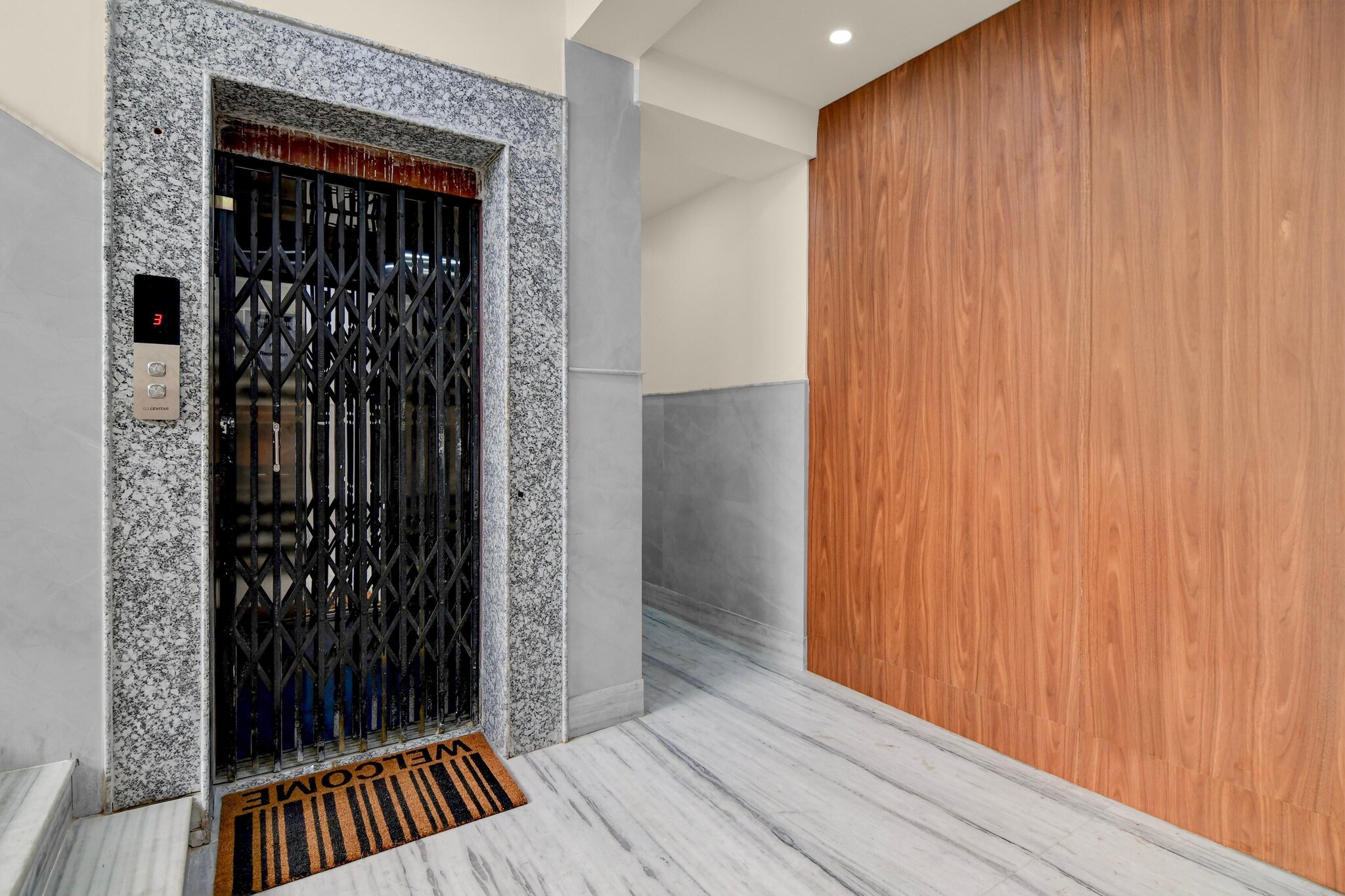 Ground floor: (bedroom(double bed, TV, seating area, air conditioning, Towels incl., telephone), bathroom(bathtub or shower, shower, washbasin, toilet, shampoo, body soap, hot water), lift)
